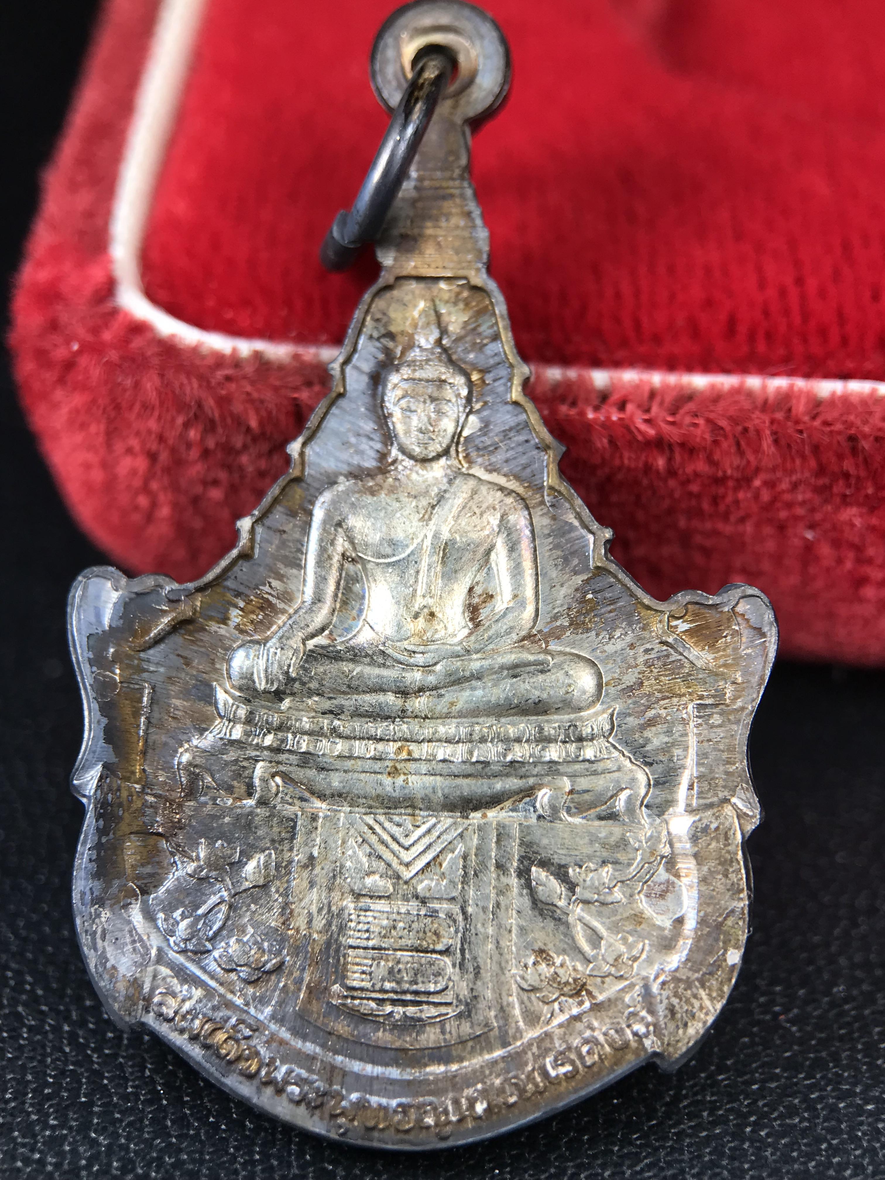 เหรียญพระพุทธญาณนเรศวร์ รุ่นแรก หลังพระปรมาภิไธย ภปร.และ สก.วัดญาณสังวราราม จ.ชลบุรี ปี 2527 เนื้อเงิน(ผิวเดิม ขึ้นรุ้งผิวน้ำทองกระจายทั่วเหรียญสวยมาก)ขนาด 2.3 x 3.8 ซม. พร้อมกล่องเดิม สมเด็จพระญาณสังวร ประธานในพิธีมหาพุทธาภิเษก(เนื้อเงินพบเจอน้อย หายาก)