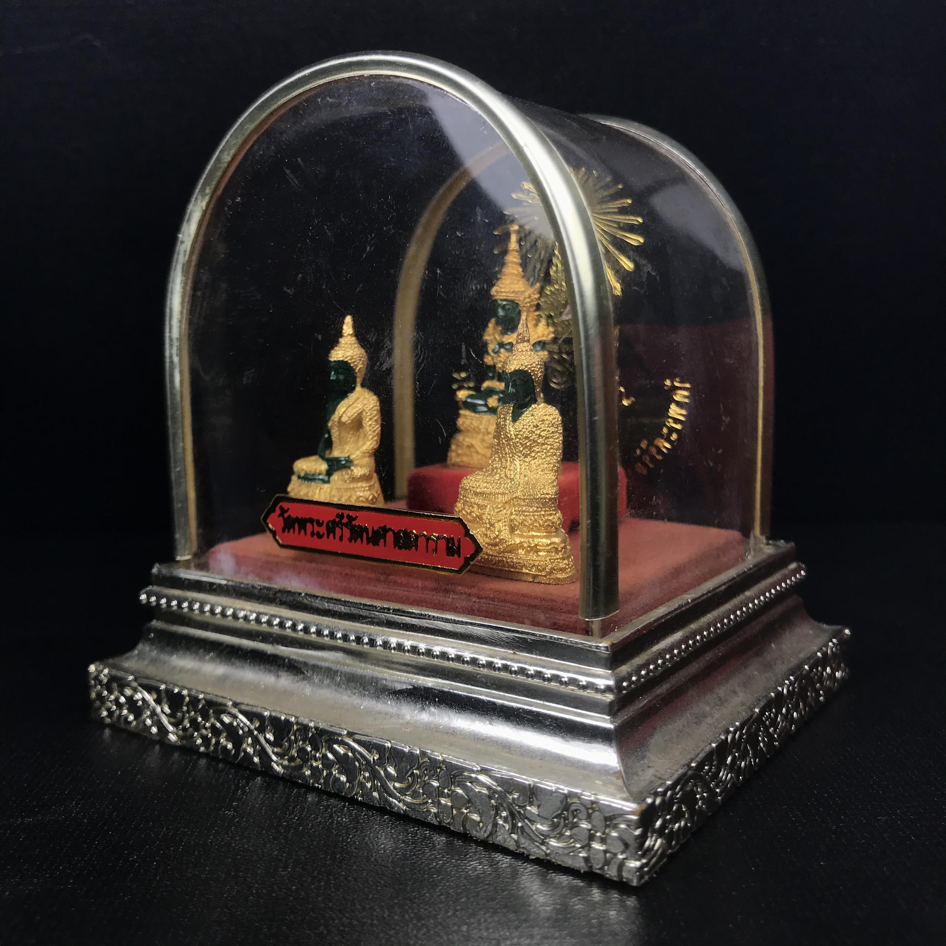 พระพุทธมหามณีรัตนปฏิมากร(พระแก้วมรกต) วัดพระศรีรัตนศาสดาราม สำนักพระราชวัง จัดสร้าง พิมพ์ทรงเครื่อง 3 ฤดู(ร้อน ฝน หนาว) หน้าตัก 1 นิ้วพร้อมครอบตู้เดิม(บรรจุมวลสารใต้ฐาน)