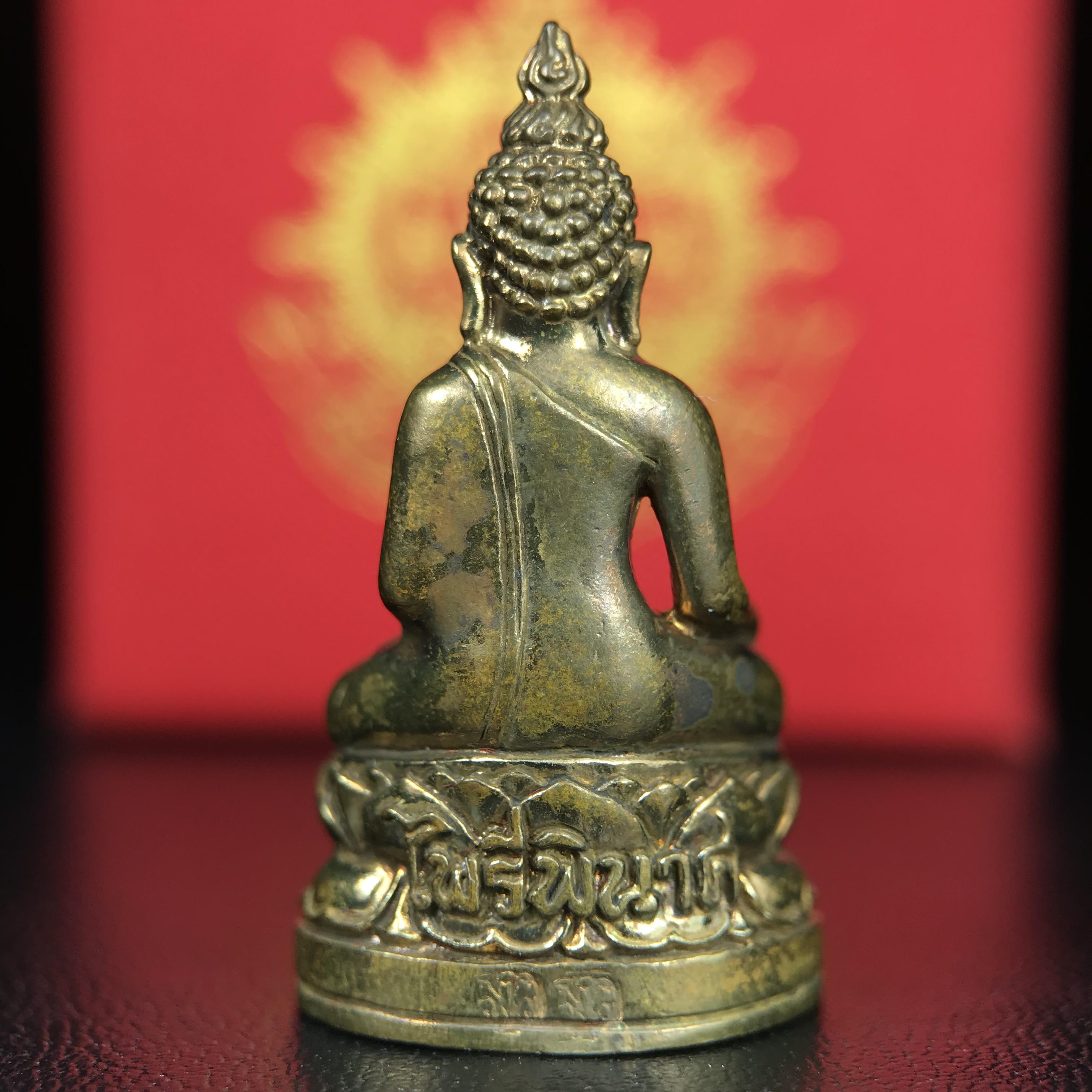 พระกริ่งไพรีพินาศ บรรจุเหล็กไหล ครั้งแรกและครั้งเดียวในประวัติศาสตร์ เฉลิมพระเกียรติ พระบาทสมเด็จพระเจ้าอยู่หัวรัชกาลที่9 พระชนมพรรษา 6 รอบ ปี2542 เนื้อสัมฤทธิ์(บรรจุเหล็กไหล)ดีนอก-ดีใน พิธีใหญ่ มวลสารเด่น(พิเศษกรรมการ ตอก 2 โค๊ต หมายเลข ๑๘๕๘)หายาก