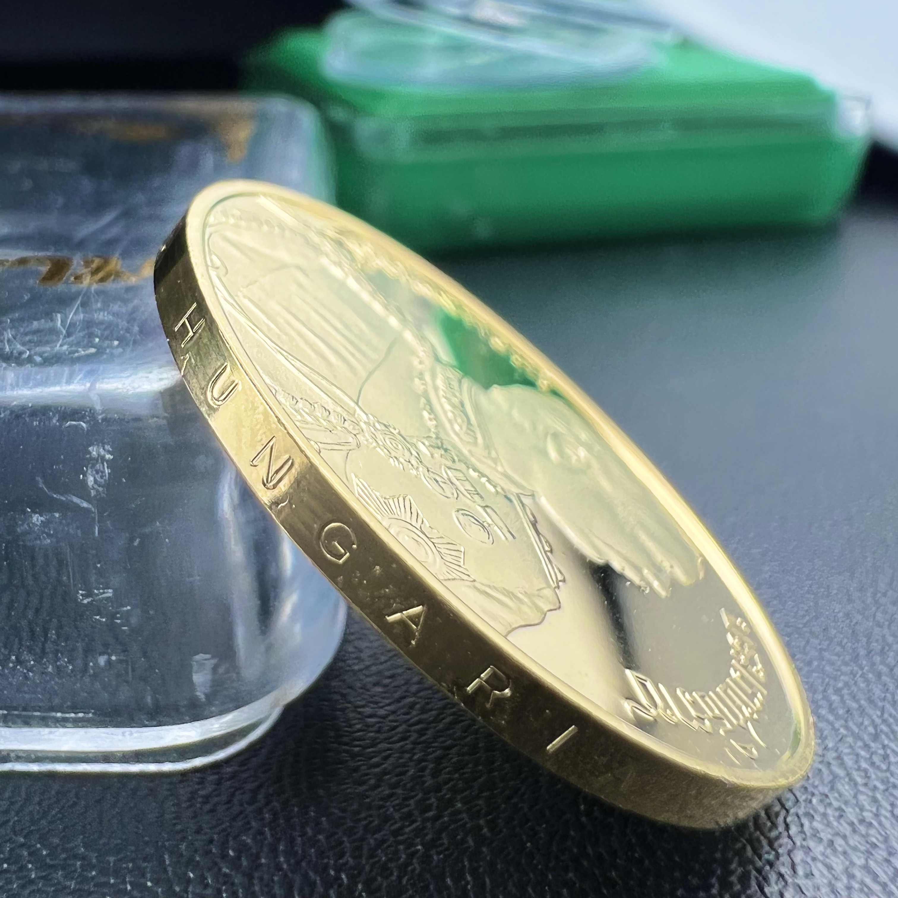 เหรียญเสด็จพ่อ ร.5 พระปิยมหาราช รุ่นบูรณะโบสถ์ พิธีมหาพุทธาภิเษก ณ พระวิหารวัดระฆังโฆสิตาราม ปี2538 เนื้อทองแดงบริสุทธิ์ชุบทองไมครอนขัดเงาสามมิติ ขนาด 3 ซม.(พิมพ์ใหญ่)ผลิตโดยโรงกษาปณ์ ประเทศ ฮังการี ( HUNGARIAN MINT)สภาพสวยดุจทองคำ ผิวกระจก บล็อกนอกสวยงาม