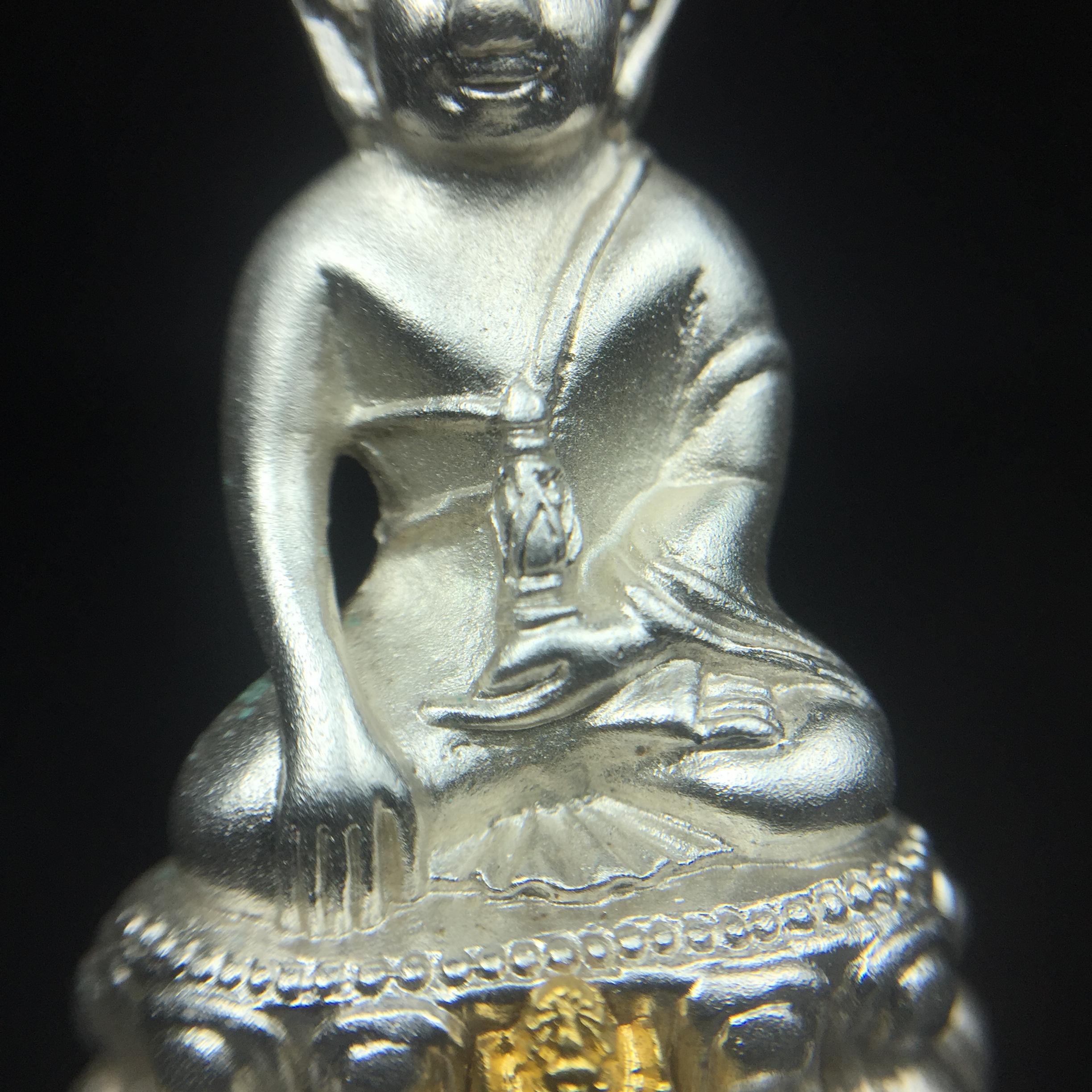 พระกริ่งสมเด็จญาณ วัดบวรนิเวศวิหาร เนื้อเงินบริสุทธิ์ 92.5% ตรากาญจนาภิเษกทองคำ(เนื้อทองคำแท้) พระราชทานแจกเมื่อ 3 ตุลาคม 2538 จัดสร้างในวโรกาส สมเด็จพระญาณสังวร สมเด็จพระสังฆราช ฉลองพระชนมายุครบ 82 พรรษา และฉลองครองราชสมบัติครบ 50 ปี รัชกาลที่ 9(หายาก)