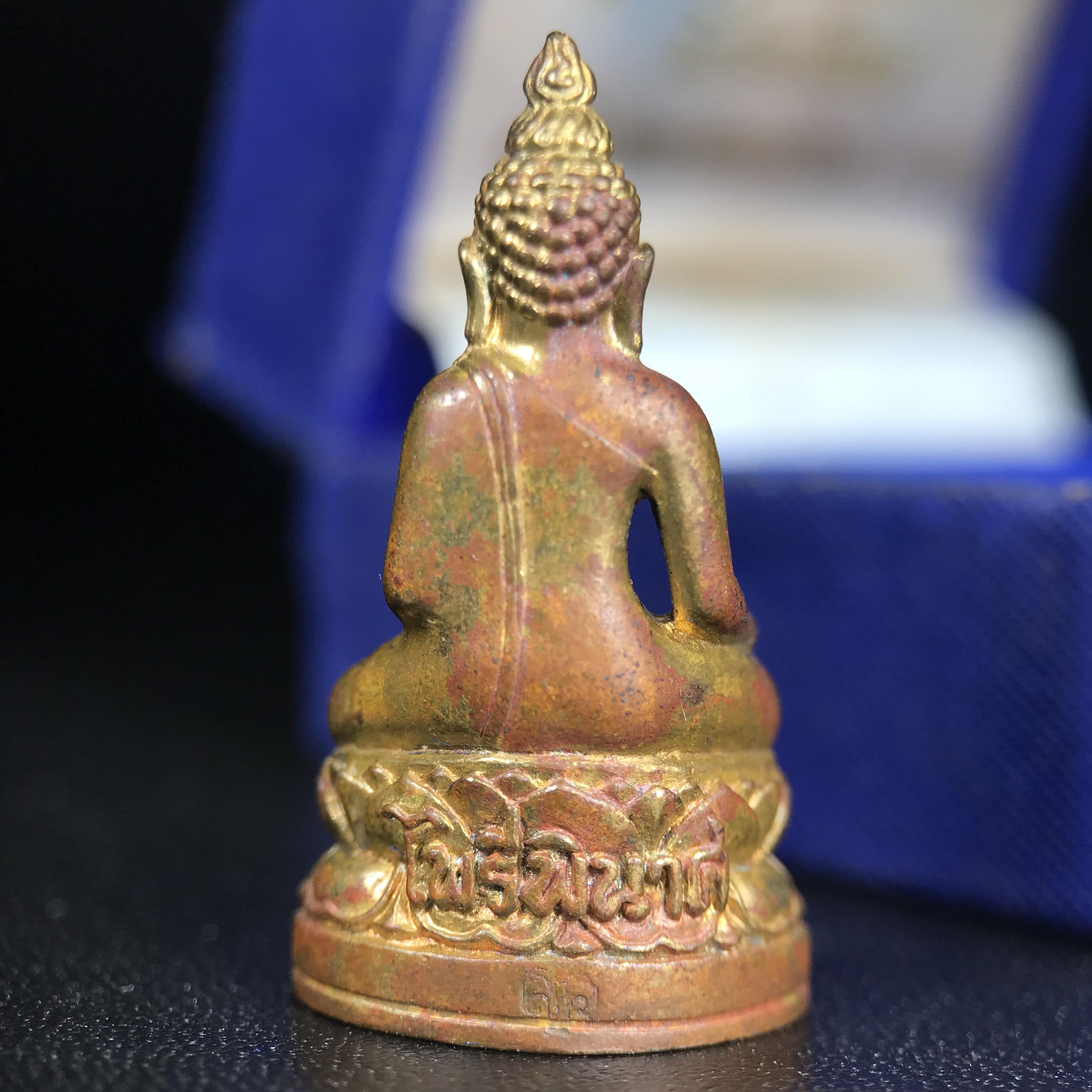 พระกริ่งไพรีพินาศ บรรจุเหล็กไหล ครั้งแรกและครั้งเดียวในประวัติศาสตร์ เฉลิมพระเกียรติ พระบาทสมเด็จพระเจ้าอยู่หัวรัชกาลที่9 พระชนมพรรษา 6 รอบ ปี2542 เนื้อสัมฤทธิ์(บรรจุเหล็กไหล)ดีนอก-ดีใน พิธีใหญ่ มวลสารเด่น (หายาก)***กล่องบรรจุเก่าชำรุดตามรูป***