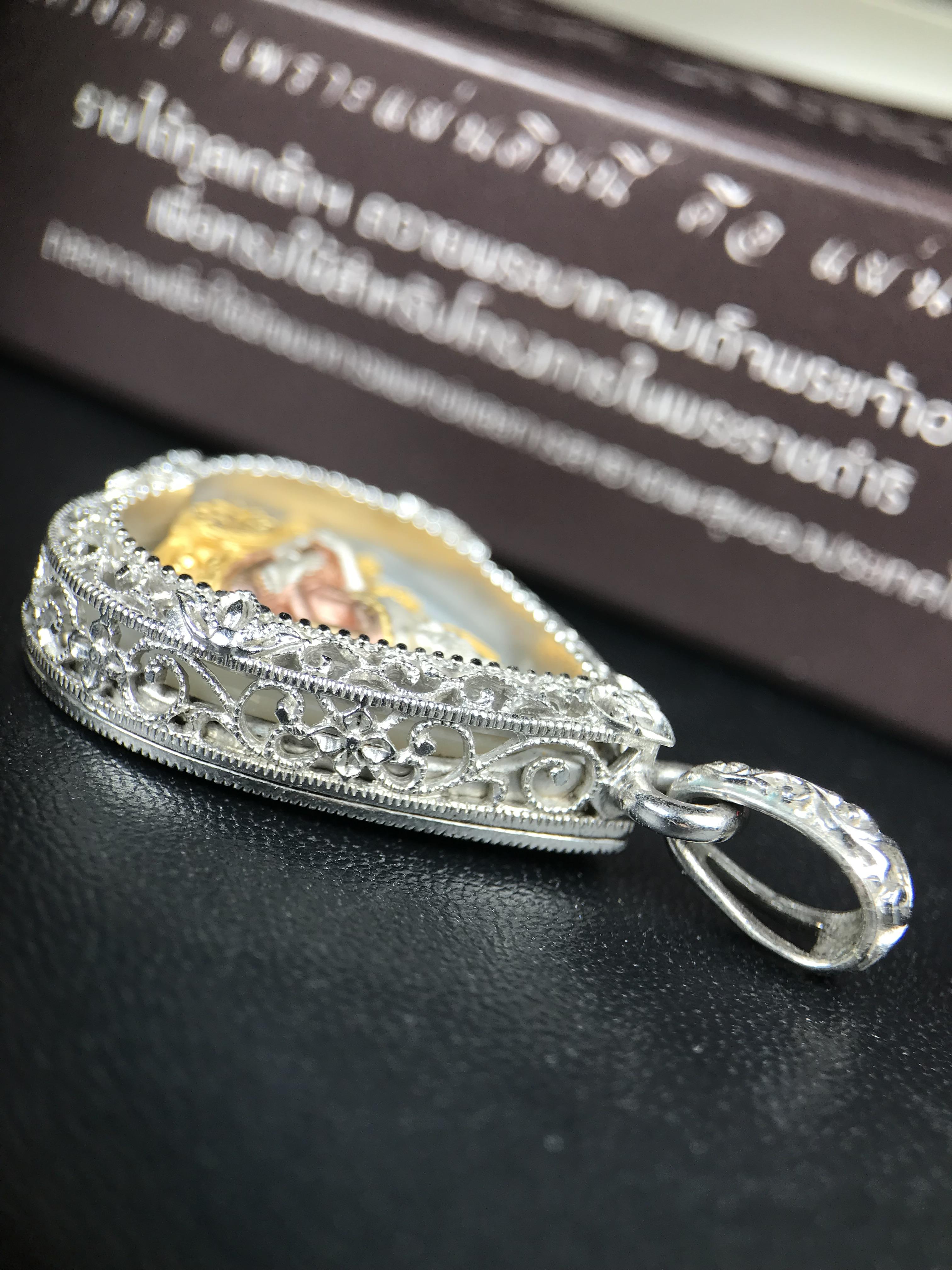 พระพุทธชินราช ภปร. โครงการ "เพราะแผ่นดินนี้ คือ แผ่นดินเกิด" ปี 2548(รุ่นแรก) เหรียญทรงใบโพธิ์ ขนาด 21 x 29 มม. เนื้อเงินสามกษัตริย์ องค์พระชุบสามกษัตริย์ ล้อมด้วยกรอบเงินชุบทองคำขาวสลักเสลาเป็นลวดลายละเอียดอ่อน ส่วนพื้นองค์พระเป็นเปลือกหอยมุข