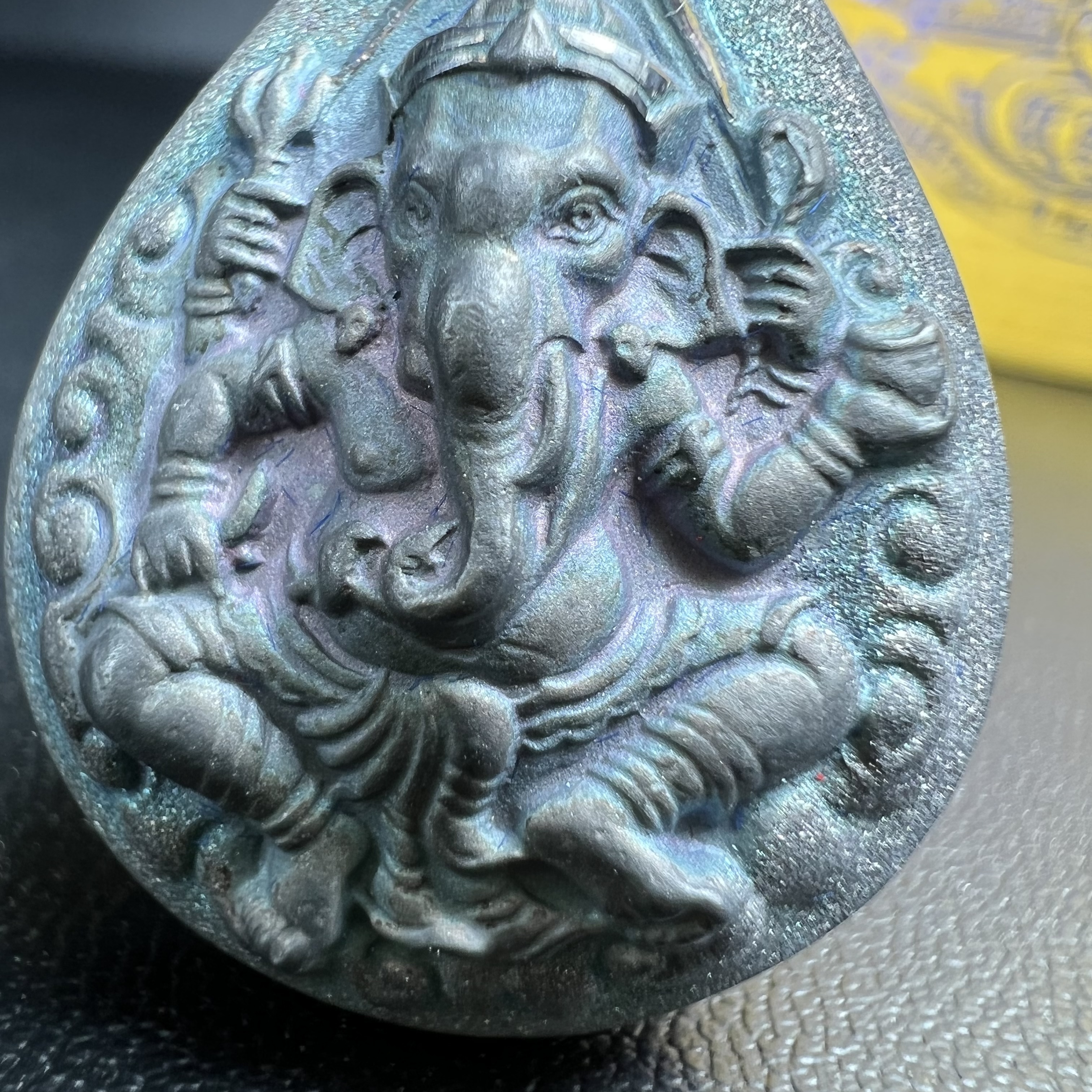 เหรียญพระพิฆเนศวร ญสส. ชุดกาญจนาภิเษกครองราชย์ 50 ปี พุทธศักราช 2538 พิมพ์ใหญ่(2.9 ซม.) เนื้อเงินผิวเดิมกลับดำขึ้นสีรุ้งเข้มขลังงดงามธรรมชาติสร้างสรรค์ สภาพสวยเดิมพร้อมกล่องบรรจุเดิม ตอกโค๊ดหมายเลขกำกับ(1ใน 5539องค์)