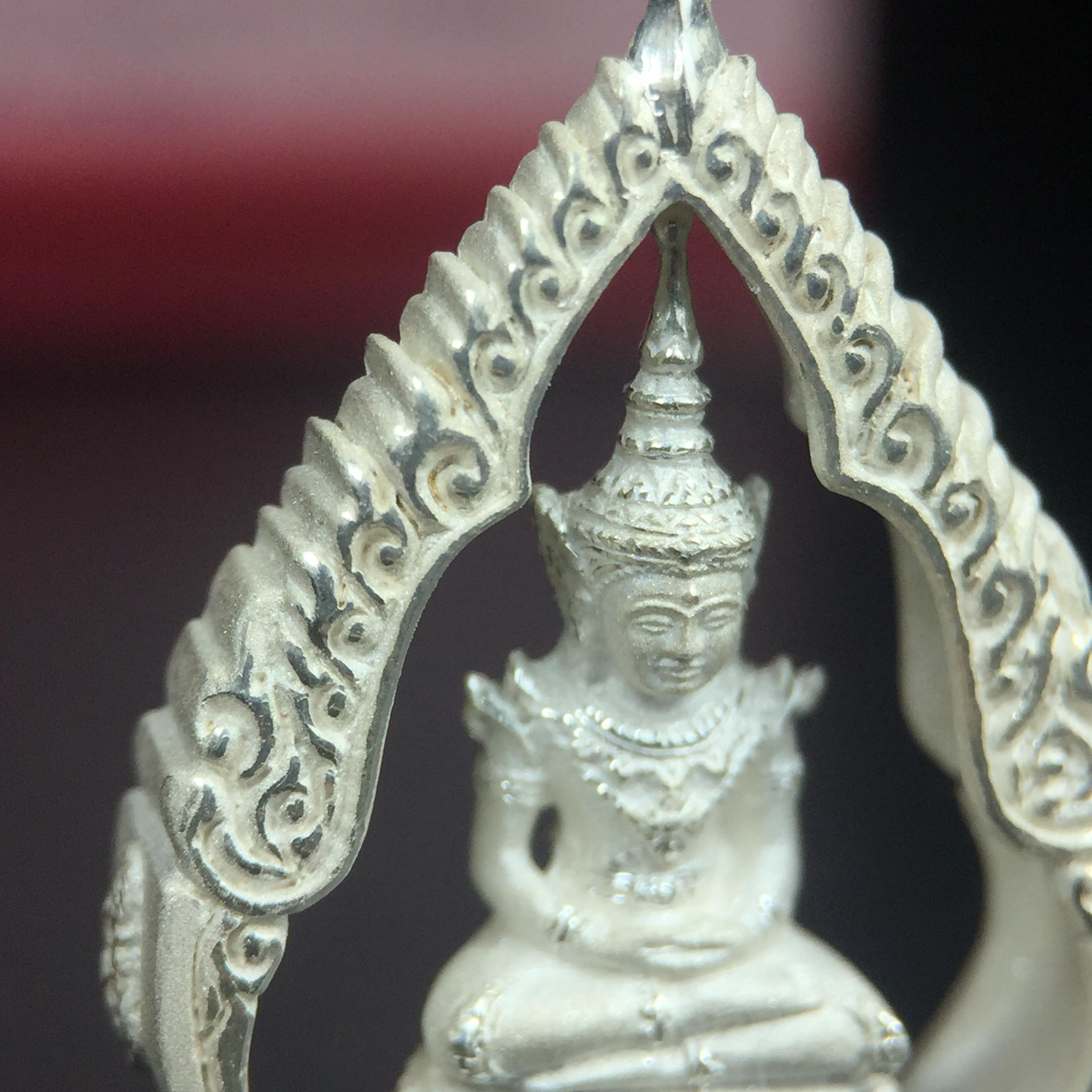 พระแก้วมรกต ภปร.(รุ่นแรก) ปี2545 รุ่นฉลองกรุงรัตนโกสินทร์ครบ 220 ปี พิมพ์ลอยองค์ทรงหยดน้ำ เนื้อเงินบริสุทธิ์ 92.5% ขนาด 18*27 มม. พร้อมกล่องบรรจุเดิม สวยครบสมบูรณ์(องค์หมายเลขสวย 1555)