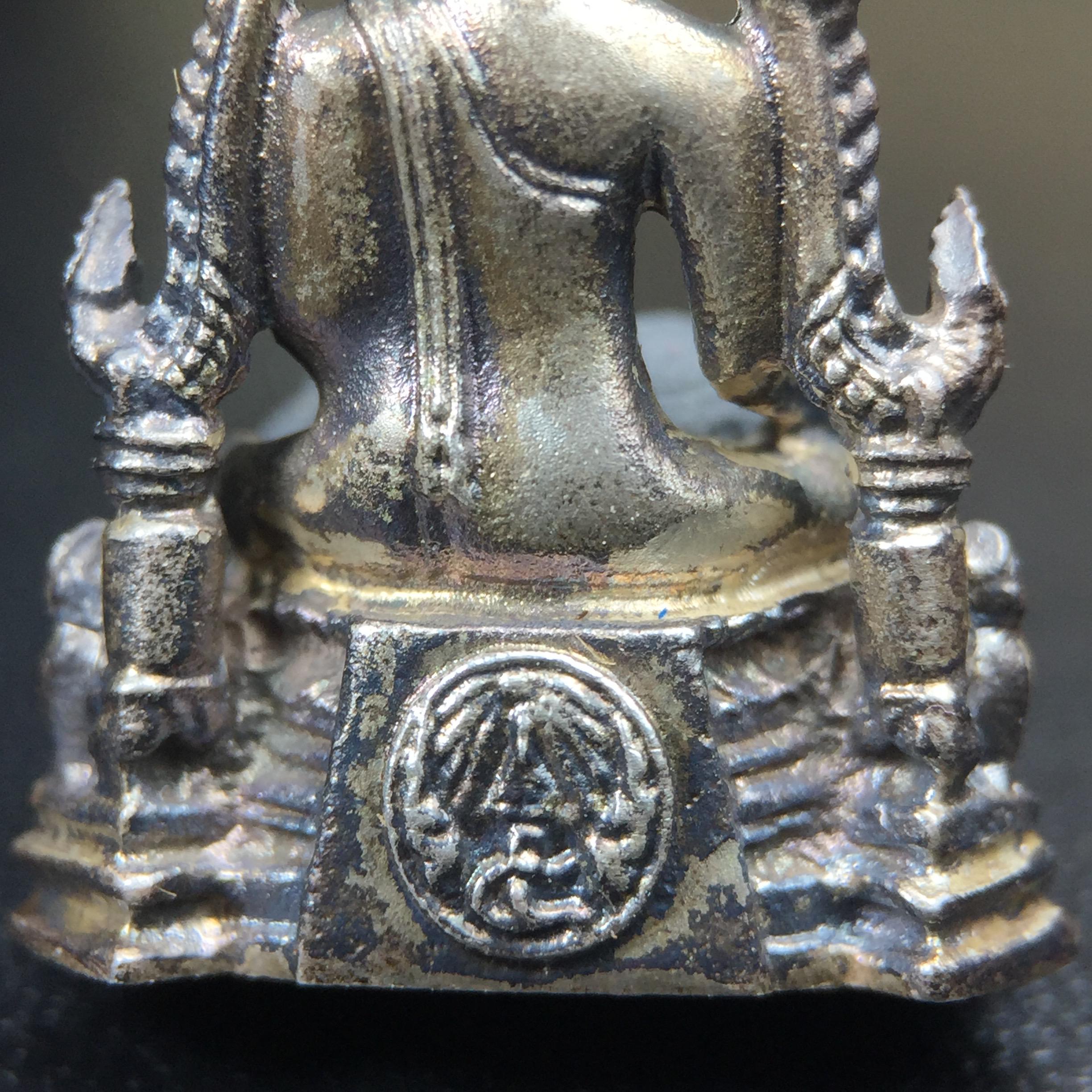 พระกริ่งพระพุทธชินราช มวก. วัดเบญจมบพิตร ปี 2519(รุ่นพิเศษ รุ่นแรก รุ่นเดียว)เนื้อเงิน(สภาพสวยผิวเดิมติดรุ้งผิวขึ้นน้ำทองสวยมีเสน่ห์ตามกาลเวลา)(ในหลวงรัชกาลที่9และสมเด็จพระราชินีเสด็จฯเททอง)(พิธีใหญ่ เกจิอาจารย์ในยุคยอดนิยมร่วมปลุกเสก) (องค์หมายเลข ๒๕๓๐)