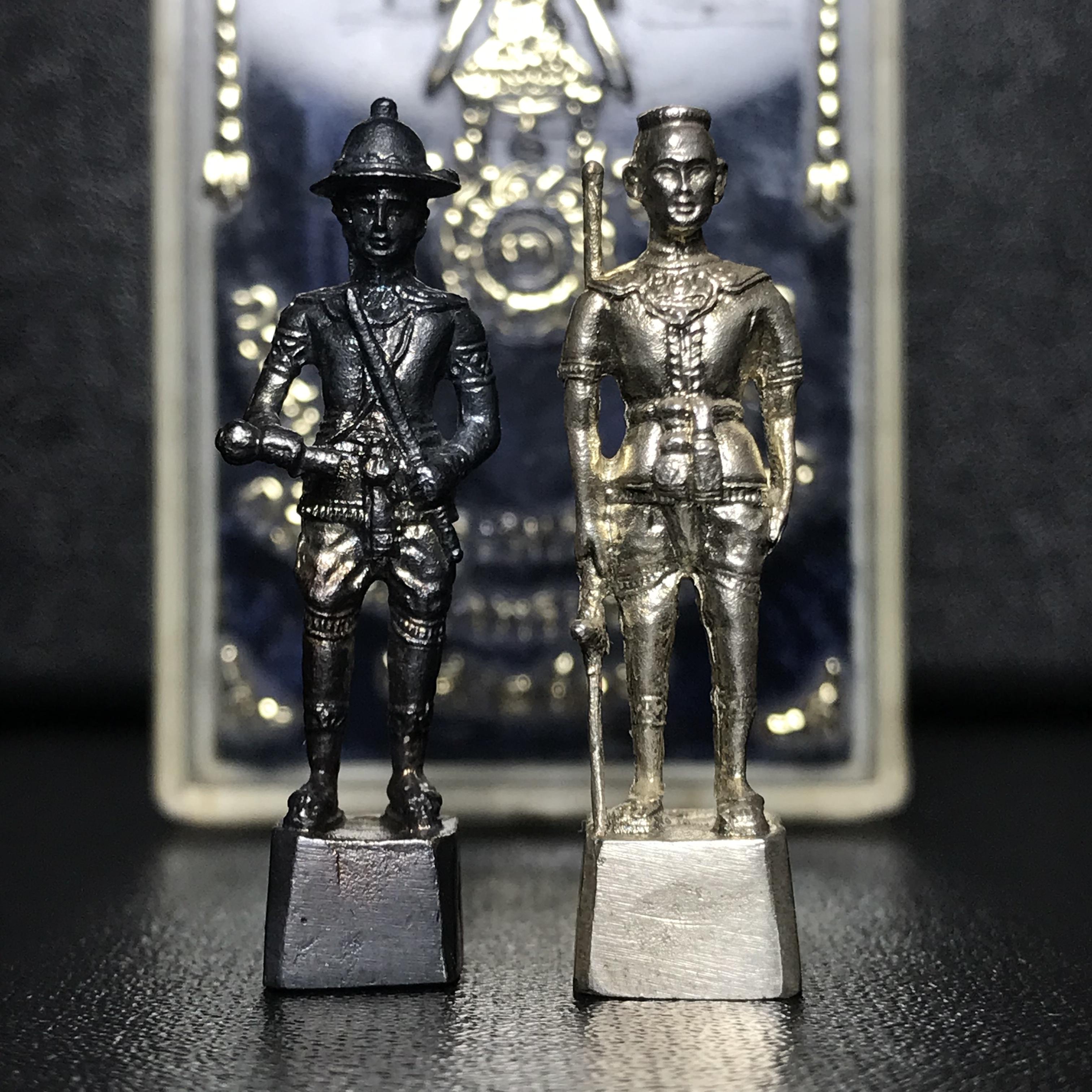 พระกริ่งสมเด็จพระนเรศวร-พระกริ่งสมเด็จพระเอกาทศรถ กองทัพภาคที่3จัดสร้าง ปี2517 เนื้อเงินกล่องเดิม(หายาก)(1ใน120ชุด)(ในหลวง ร.9 เสด็จในพิธี)