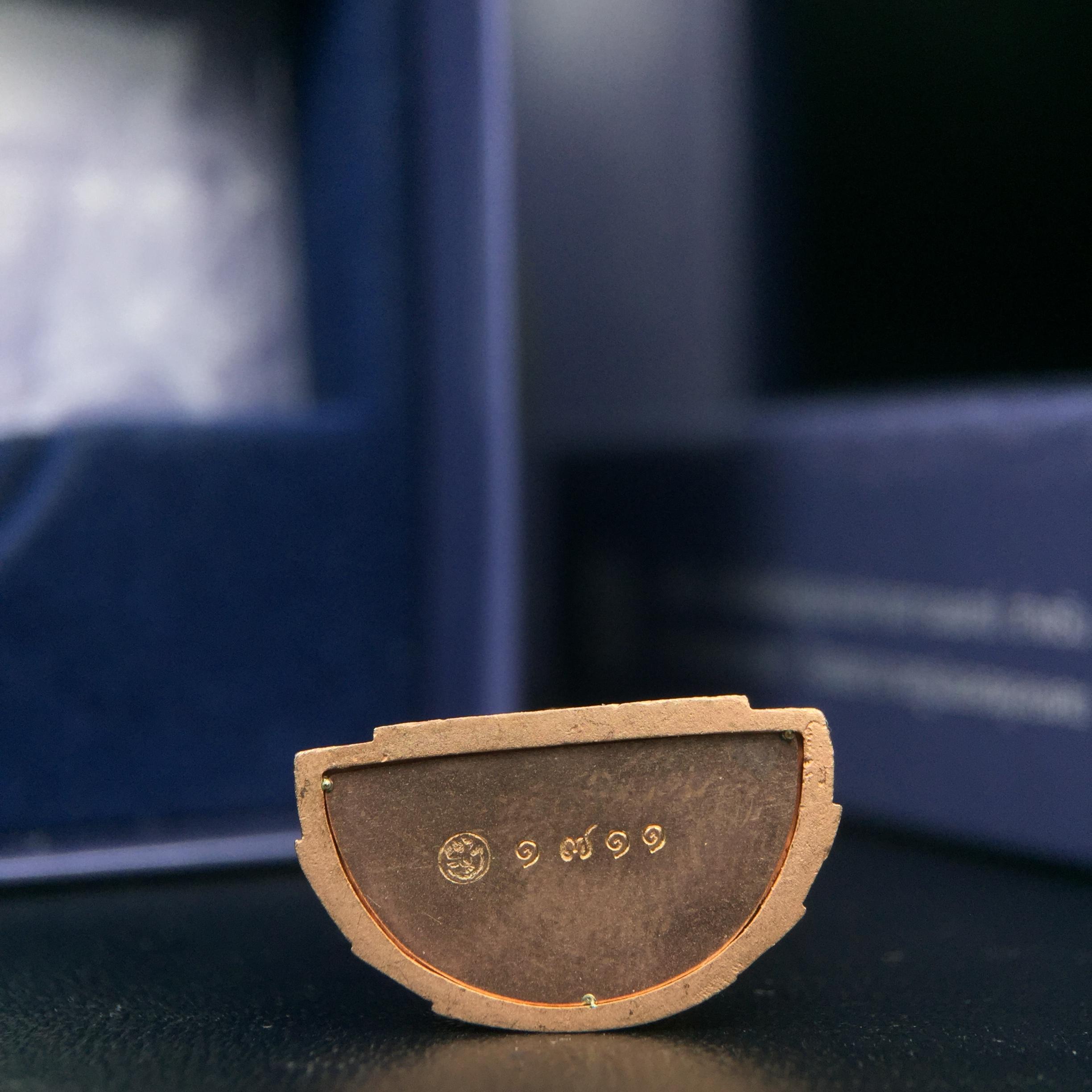 พระแก้วมรกต ภปร. ปี2547 จัดสร้างโดย รพ.ภูมิพลฯ เนื้อเงิน (3 กษัตริย์)ลอยองค์ หน้าตัก 1/2 นิ้ว งดงามทรงคุณค่าอีกหนึ่งรุ่นยอดนิยม หายาก(1ใน3000องค์)