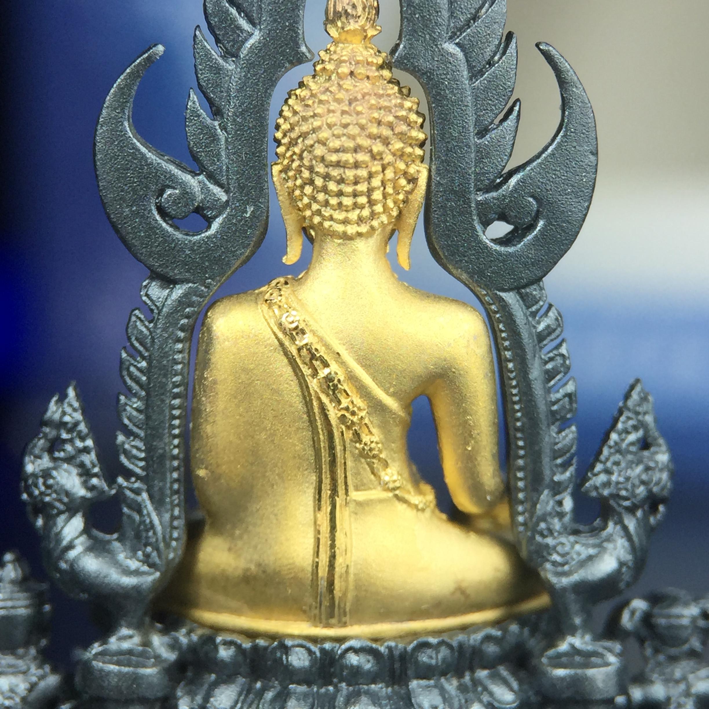 พระพุทธชินราช ภปร. โครงการ เพราะแผ่นดินนี้คือแผ่นดินเกิด เนื้อเงินชุบทองคำซุ้มรมดำ ปี2551 ขนาดหน้าตัก1/2นิ้ว(3.5*2.5 ซม.) (สวยงามหายาก)1ใน 5000 องค์