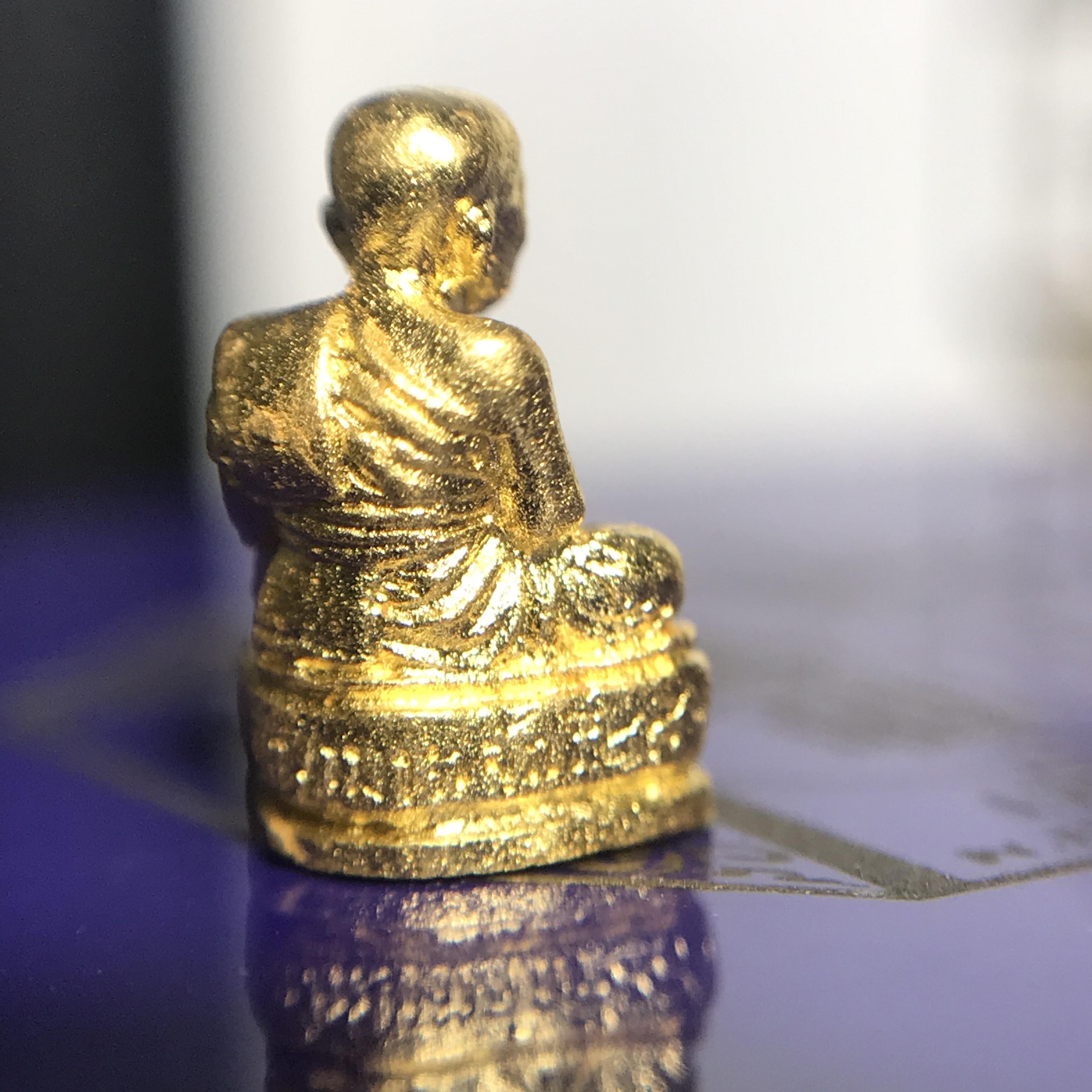 หลวงพ่อทวด สธ. รุ่นสมเด็จเจ้าฟ้ามหาจักรี 48พรรษา จัดสร้างโดยสภากาชาดไทย ปี2546 (รูปหล่อขนาดห้อยคอ) เนื้อทองคำหนัก 2.02 กรัม พร้อมกล่องบรรจุเดิมสวยงาม