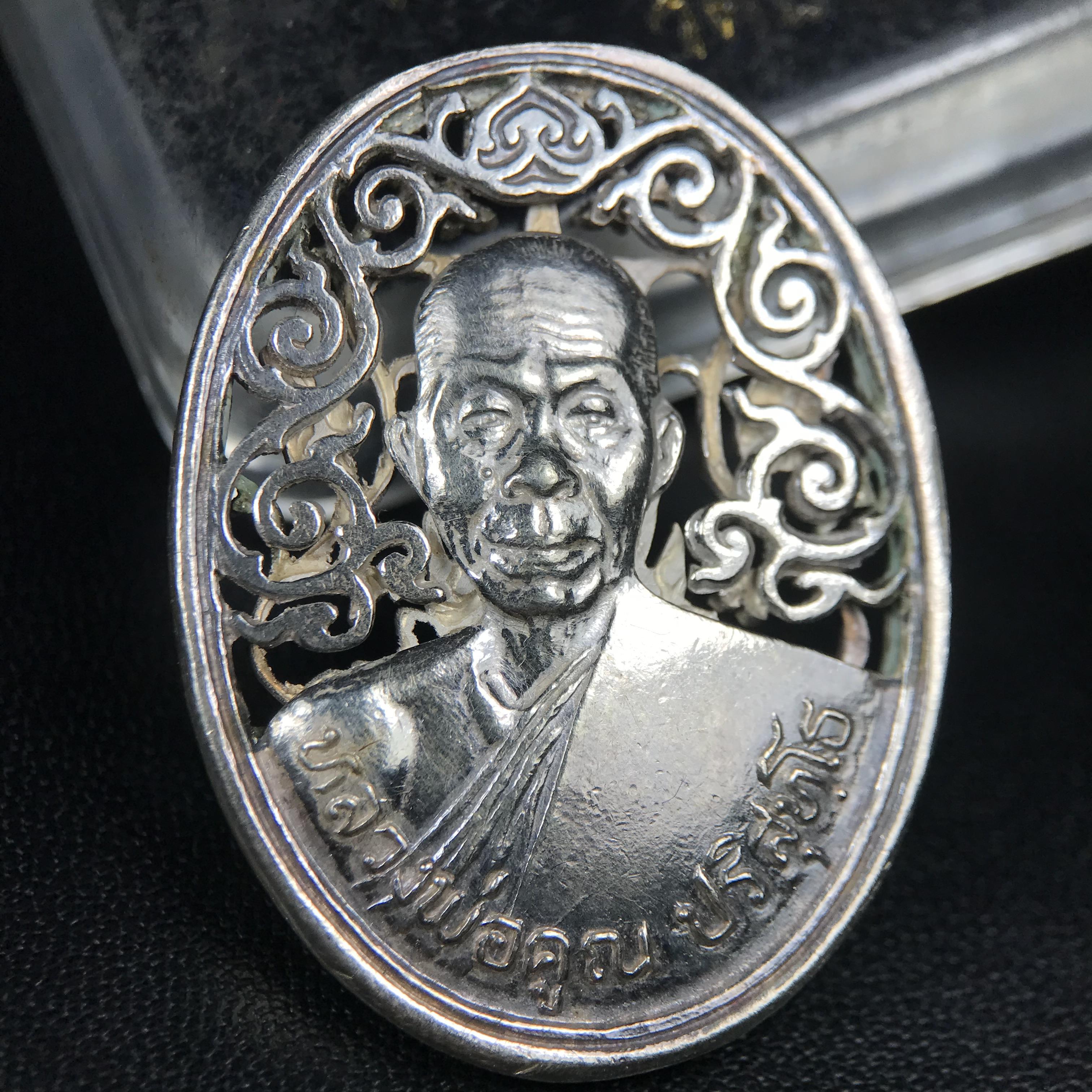 เหรียญหลวงพ่อคูณ ปริสุทโธ วัดบ้านไร่ รุ่น สก. ปี 2536 พิมพ์ลายฉลุ เนื้อเงิน(สวย งดงาม หายาก) งานมหามงคลเฉลิมพระชนมพรรษา 5 รอบ สมเด็จพระบรมราชินีนาถ จัดสร้างโดย กองพลทหารราบที่๒ ทหารเสือราชินี รักษาพระองค์ (พิธีใหญ่ ประวัติชัดเจน อีกหนึ่งรุ่นยอดนิยม)