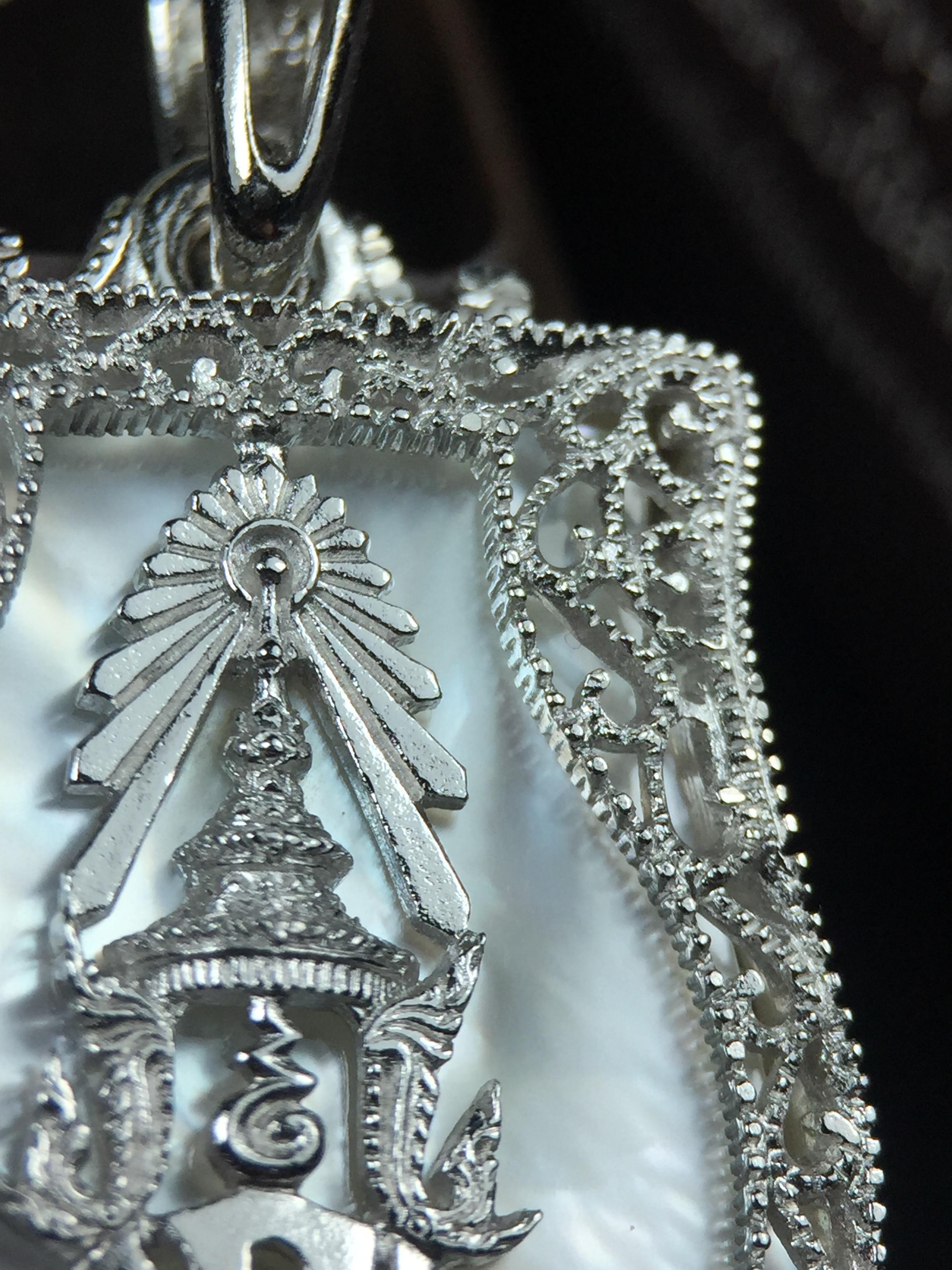 พระพุทธชินราช ภปร. โครงการ "เพราะแผ่นดินนี้ คือ แผ่นดินเกิด" ปี2548(รุ่นแรก) เหรียญทรงเสมา ขนาด 21 x 29 มม.เนื้อเงินสามกษัตริย์ องค์พระชุบสามกษัตริย์ ล้อมด้วยกรอบเงินชุบทองคำขาวสลักเสลาเป็นลวดลายละเอียดอ่อน ส่วนพื้นองค์พระเป็นเปลือกหอยมุขงดงาม