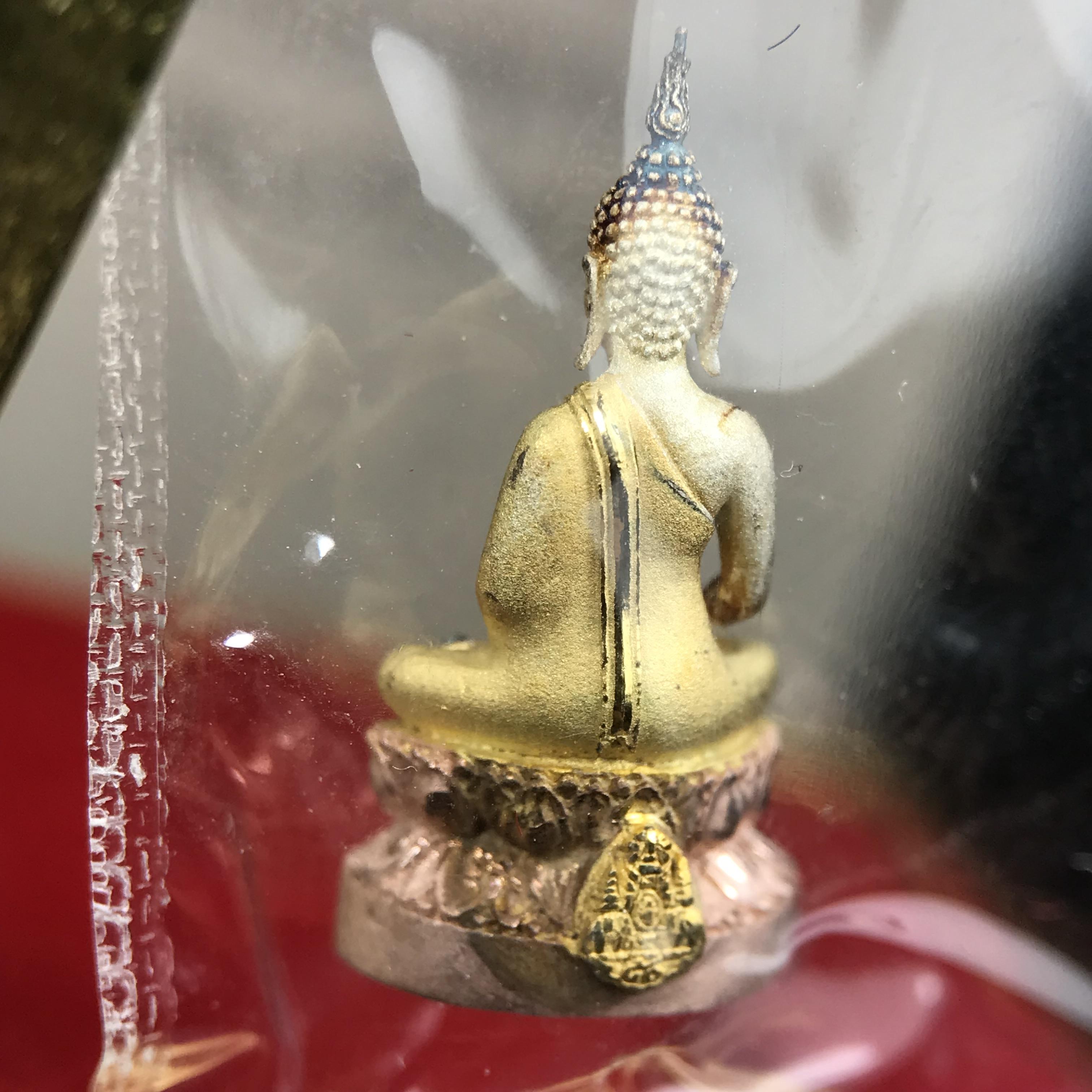 พระชัยวัฒน์พระพุทธนวราชบพิตร ครองสิริราชสมบัติครบ 50 ปี พ.ศ.2540 ขนาดสูง 1.9 ซม. เนื้อเงินสามกษัตริย์(ผิวเดิม)(ซีนซองเดิม) พร้อมกล่องบรรจุเดิมครบสมบูรณ์ 1ใน 9500 องค์(พุทธนวราชบพิตร นิมิตรหมายแห่งความสามัคคี ด้วยไมตรีแห่งองค์พระภูมิพล)