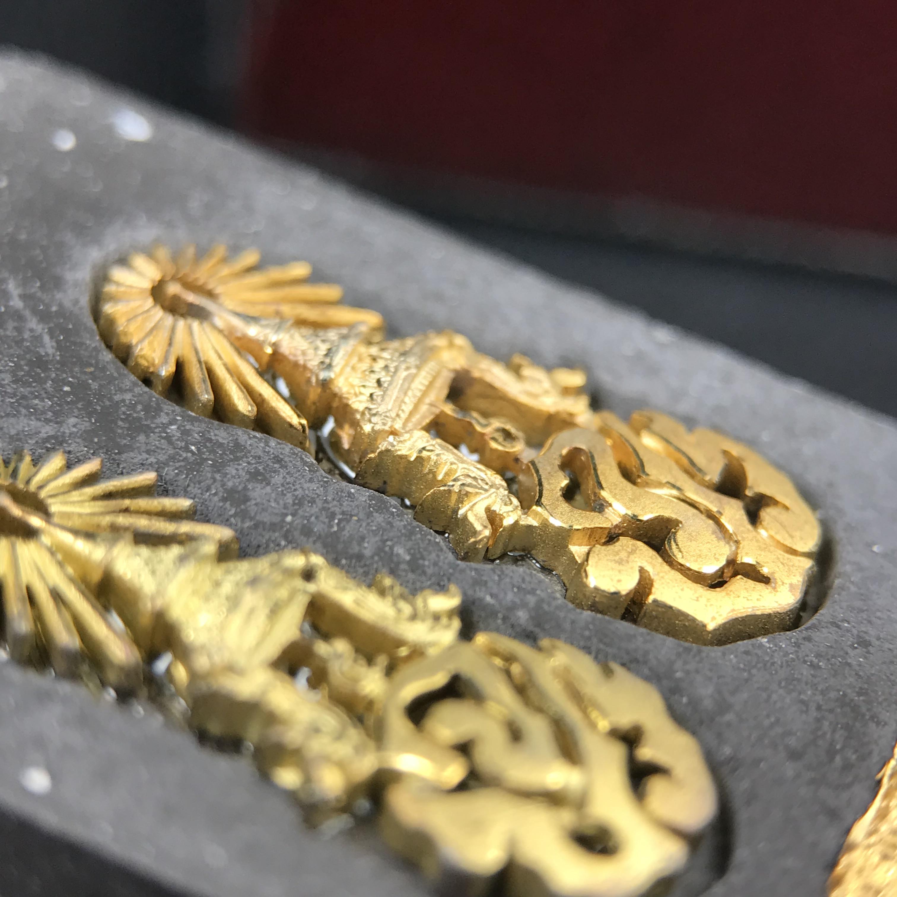 พระนิรันตรายสองกษัตริย์ มหาพุทธานุภาพแห่งแผ่นดิน ปี 2552 "พระผู้ปกป้องคุ้มครองจากภัยอันตรายทั้งปวง" พระผงพิมพ์สมเด็จหน้าปัดทอง สีดำด้านหลังฝังโลหะเงินชุบทอง เชิญอักษรพระปรมาภิไธยสองกษัตริย์(จปร.และ วปร.) พร้อมกล่องบรรจุเดิม องค์หมายเลข ๒๘๐