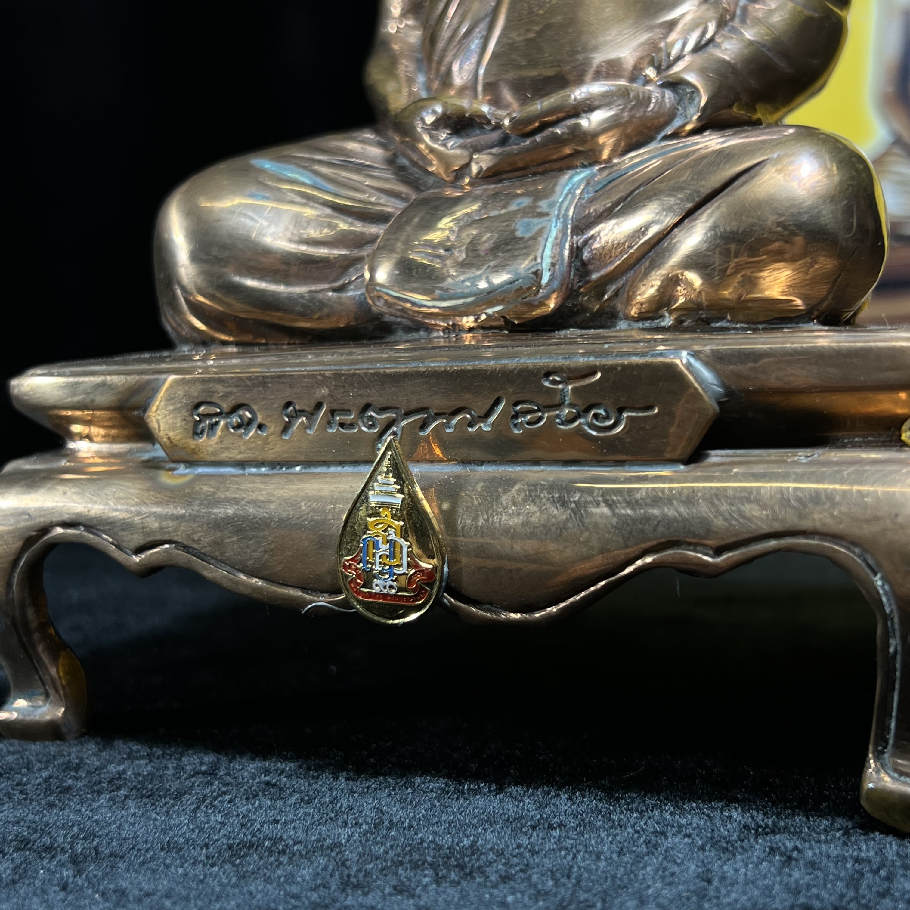 พระรูปเหมือนบูชารุ่นแรก สมเด็จพระญาณสังวร สมเด็จพระสังฆราช สกลมหาสังฆปริณายก วัดบวรนิเวศวิหาร รุ่น คชวัตร ปี2546 ที่ระลึกงานฉลองพระชนมายุ 90 พรรษา ขนาดบูชาหน้าตัก 4 นิ้ว เนื้อสัตตโลหะ (พระดี พิธีใหญ่ พุทธศิลป์สวย)เสด็จทรงประกอบพิธีเททองด้วยพระองค์เอง