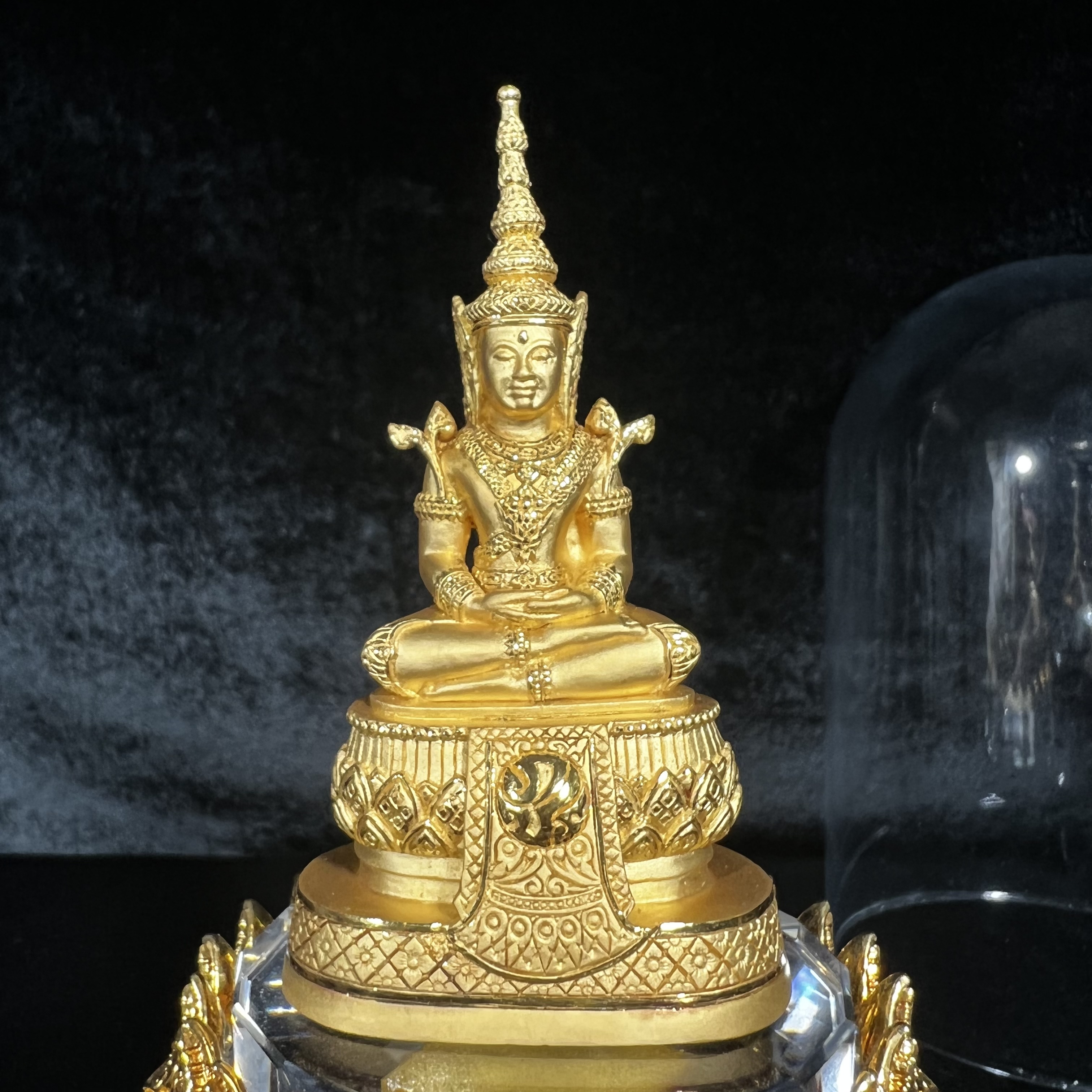 พระแก้วมรกต ภปร.(รุ่นแรก) ปี2545 รุ่นฉลองกรุงรัตนโกสินทร์ครบ 220 ปี หล่อลอยองค์ เนื้อทองคำบริสุทธิ์99.99% ขนาดบูชา 50*90 มม. พร้อมฐานวางครอบแก้วเดิม(สวยงามและหายากมาก)(1ใน1000องค์)