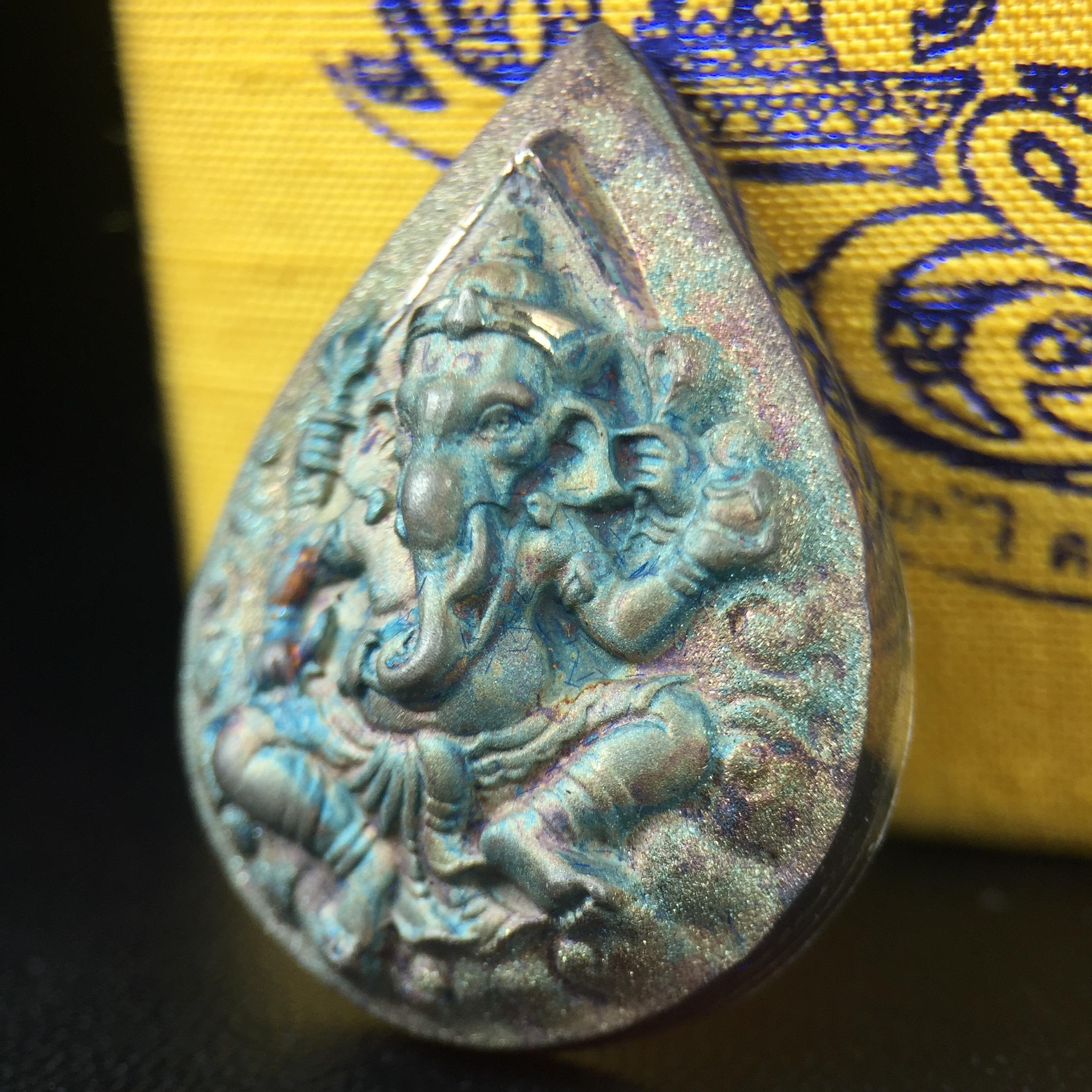 เหรียญพระพิฆเนศวร ญสส. ชุดกาญจนาภิเษกครองราชย์ 50 ปี พุทธศักราช 2538 พิมพ์ใหญ่(2.9 ซม.) เนื้อเงินผิวเดิมกลับดำขึ้นสีรุ้งเข้มขลังงดงามธรรมชาติสร้างสรรค์ สภาพสวยเดิมพร้อมกล่องบรรจุเดิม ตอกโค๊ดหมายเลขกำกับ(1ใน 5539องค์)