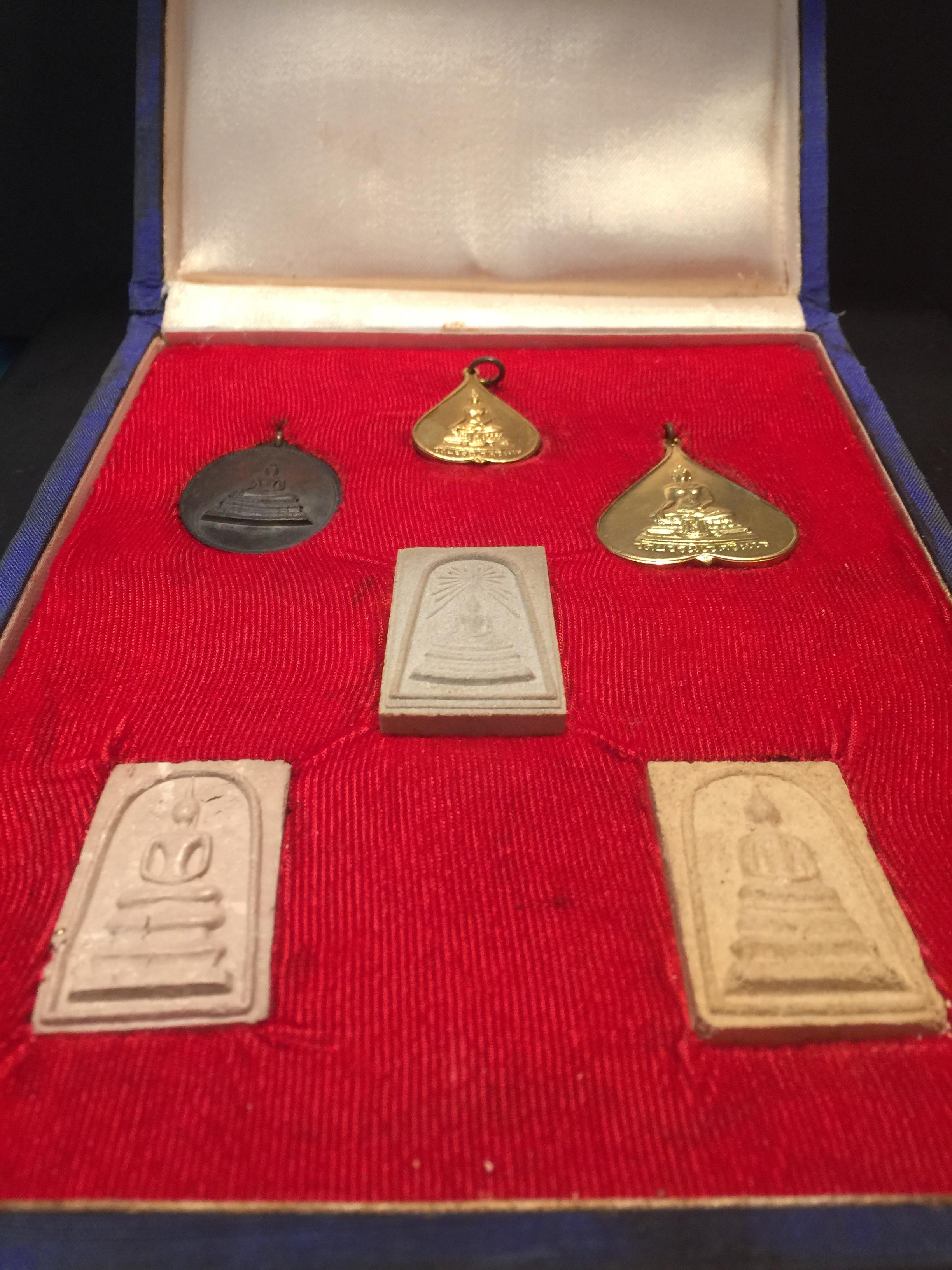 ชุดวัตถุมงคล การบำเพ็ญกุศลอายุครบ 5 รอบ สมเด็จพระญาณสังวร วัดบวรนิเวศวิหาร ปี2516 ชุดกรรมการใหญ่(บรรจุ6องค์)