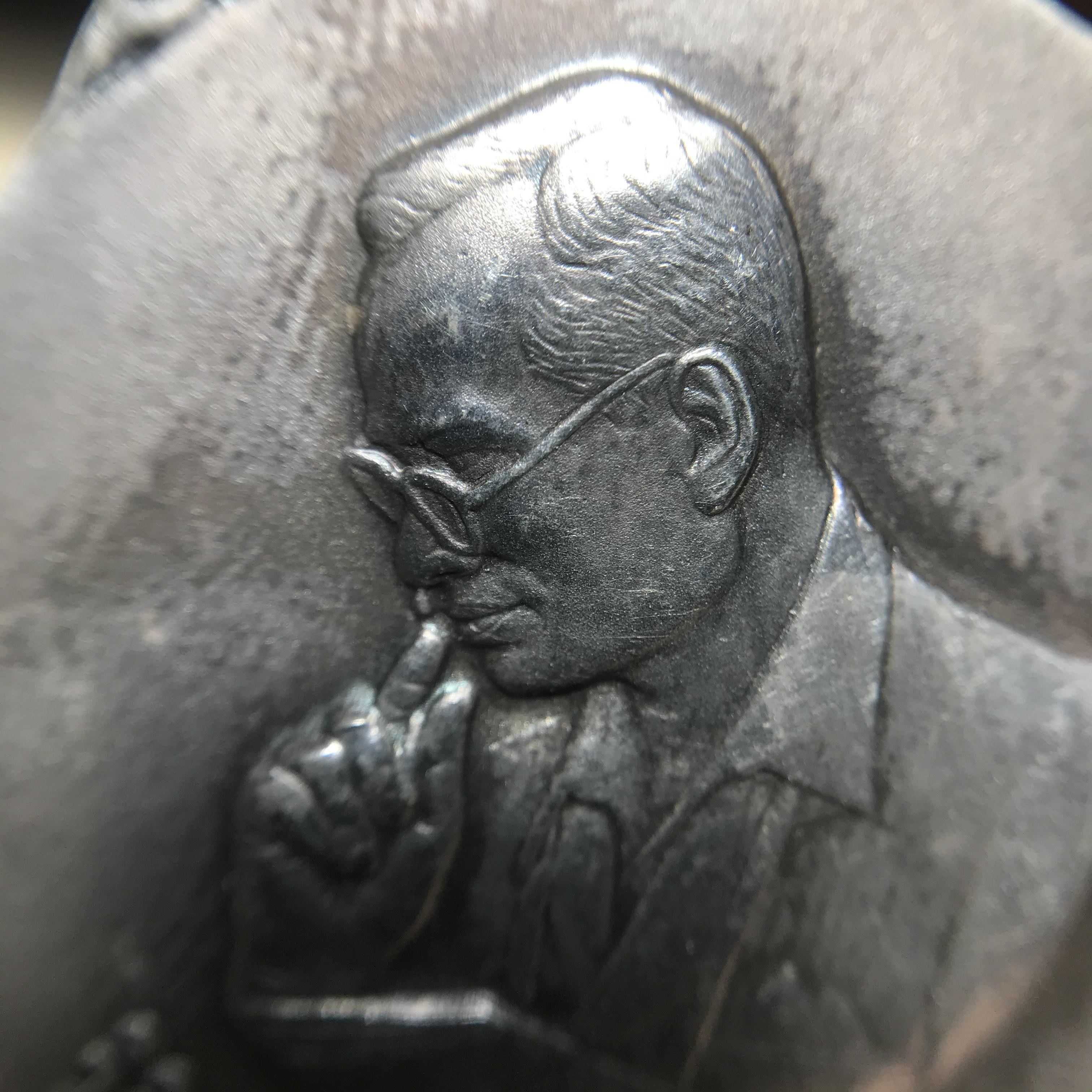 เหรียญพระมหาชนก ปี2539(รุ่นแรก) เนื้อเงิน พิมพ์ใหญ่บล็อกนิยม(ปอ ขาด) ผิวเดิมสีรุ้งธรรมชาติแบบนิยม พร้อมหนังสือสภาพสวยครบชุด(ในหลวงเสด็จเป็นประธานในพิธี)