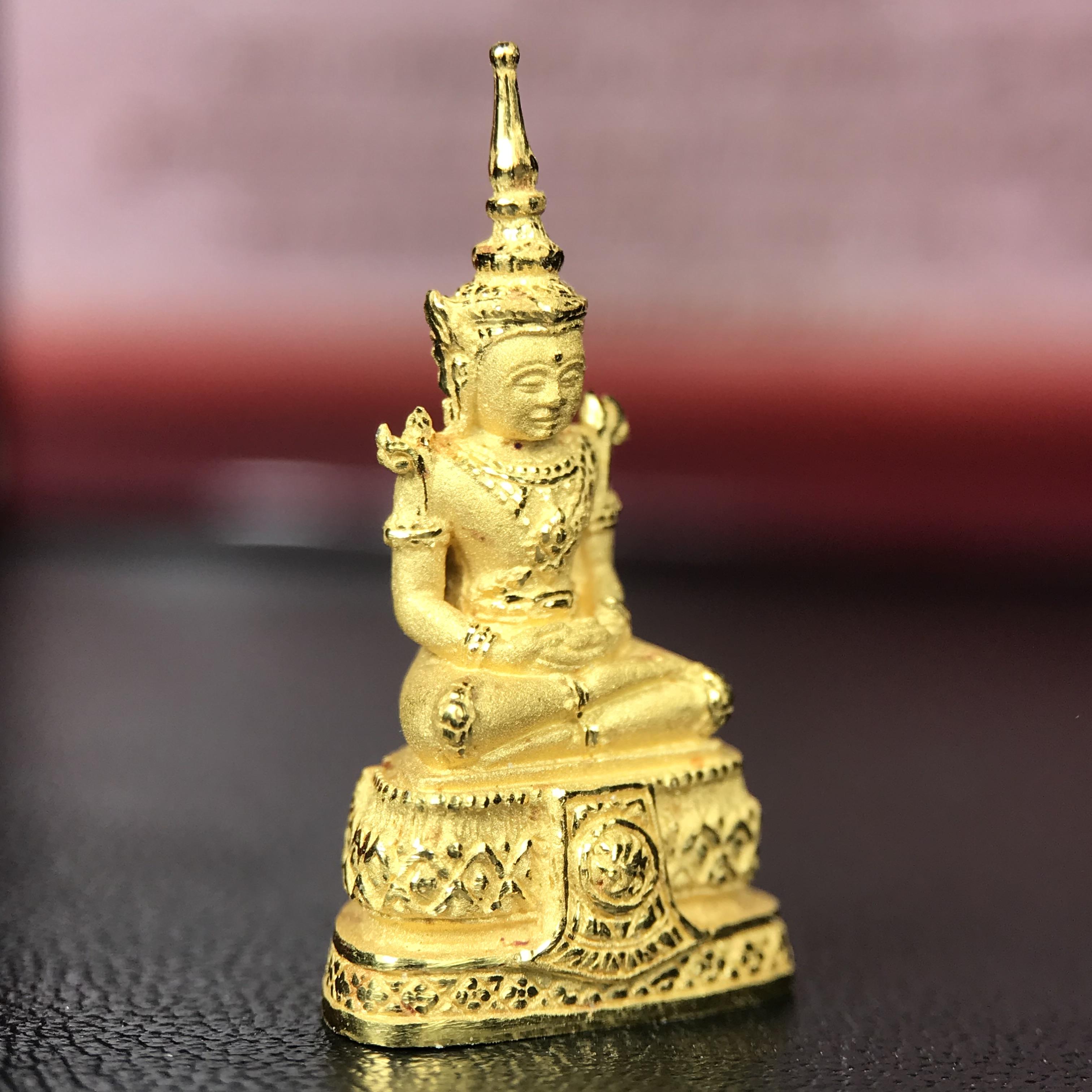 พระแก้วมรกต ภปร.(รุ่นแรก) ปี2545 จัดสร้างในมหาวโรกาส พระบาทสมเด็จพระเจ้าอยู่หัวรัชกาลที่ 9 ครบรอบ 75 พรรษา และฉลองกรุงรัตนโกสินทร์ครบ 220 ปี พิมพ์ลอยองค์เล็ก เนื้อทองคำบริสุทธิ์ 96.5%(6.5กรัม) ขนาด 10*19 มม. พร้อมกล่องเดิมสวยครบสมบูรณ์(1ใน2000องค์)หายาก