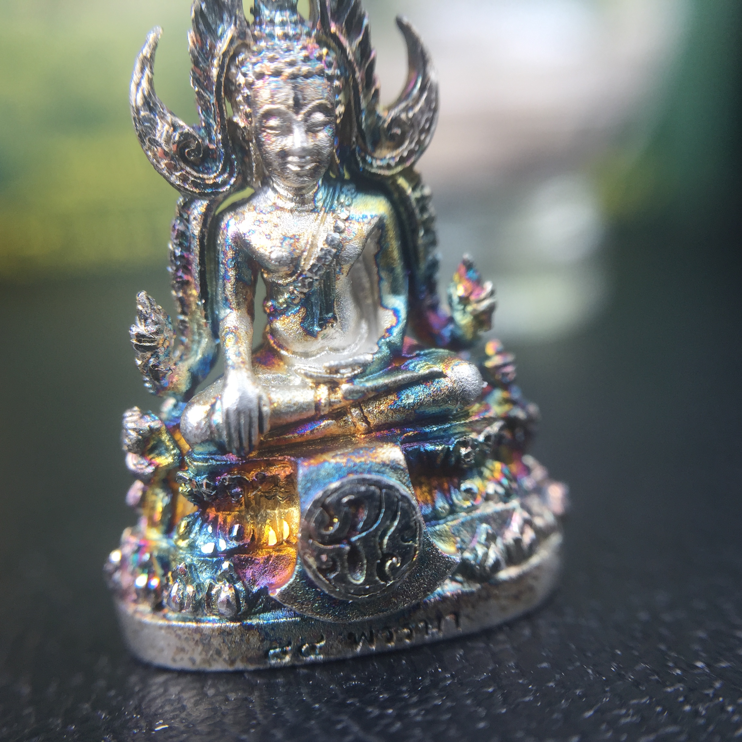 พระพุทธชินราช(จำลอง) ภปร. 84 พรรษา เนื้อเงินชุบทองคำขาว พิมพ์เล็กขนาดหน้าตัก 1/4 นิ้ว (สภาพผิวเดิมสวย ขึ้นสีรุ้งธรรมชาติ แบบนิยม)(พระราชทานมวลสาร จิตรลดาและเส้นพระเจ้า(เส้นผม))