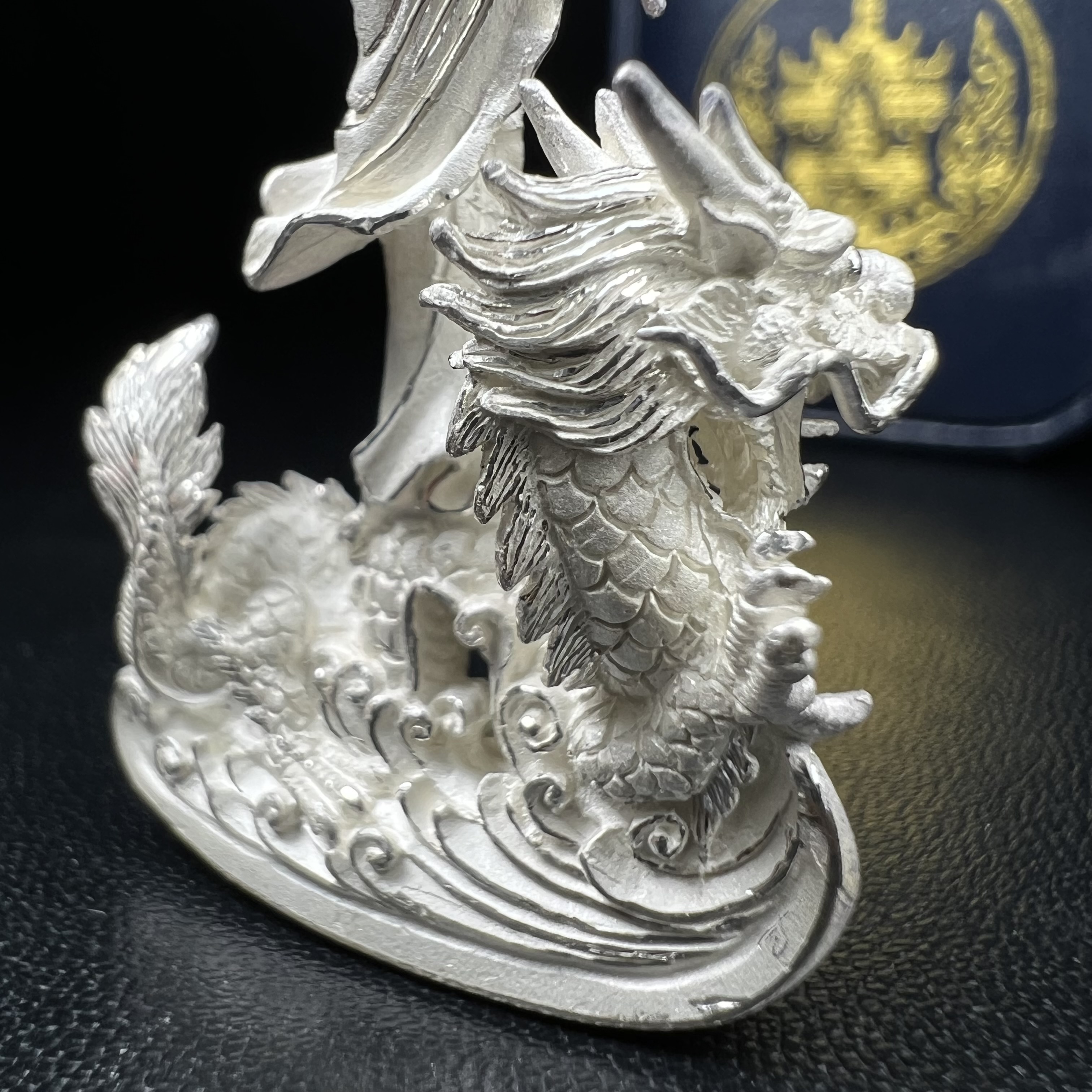 รูปหล่อลอยองค์พระโพธิสัตว์กวนอิม ทรงประทับมังกร จ.ระนอง เนื้อเงิน พิมพ์ใหญ่(สภาพผิว สวยงดงาม ทรงคุณค่า) เฉลิมฉลองในวโรกาสที่พระบาทสมเด็จพระเจ้าอยู่หัวทรงครองสิริราชสมบัติครบ 50 ปี จ.ระนอง พ.ศ.2539