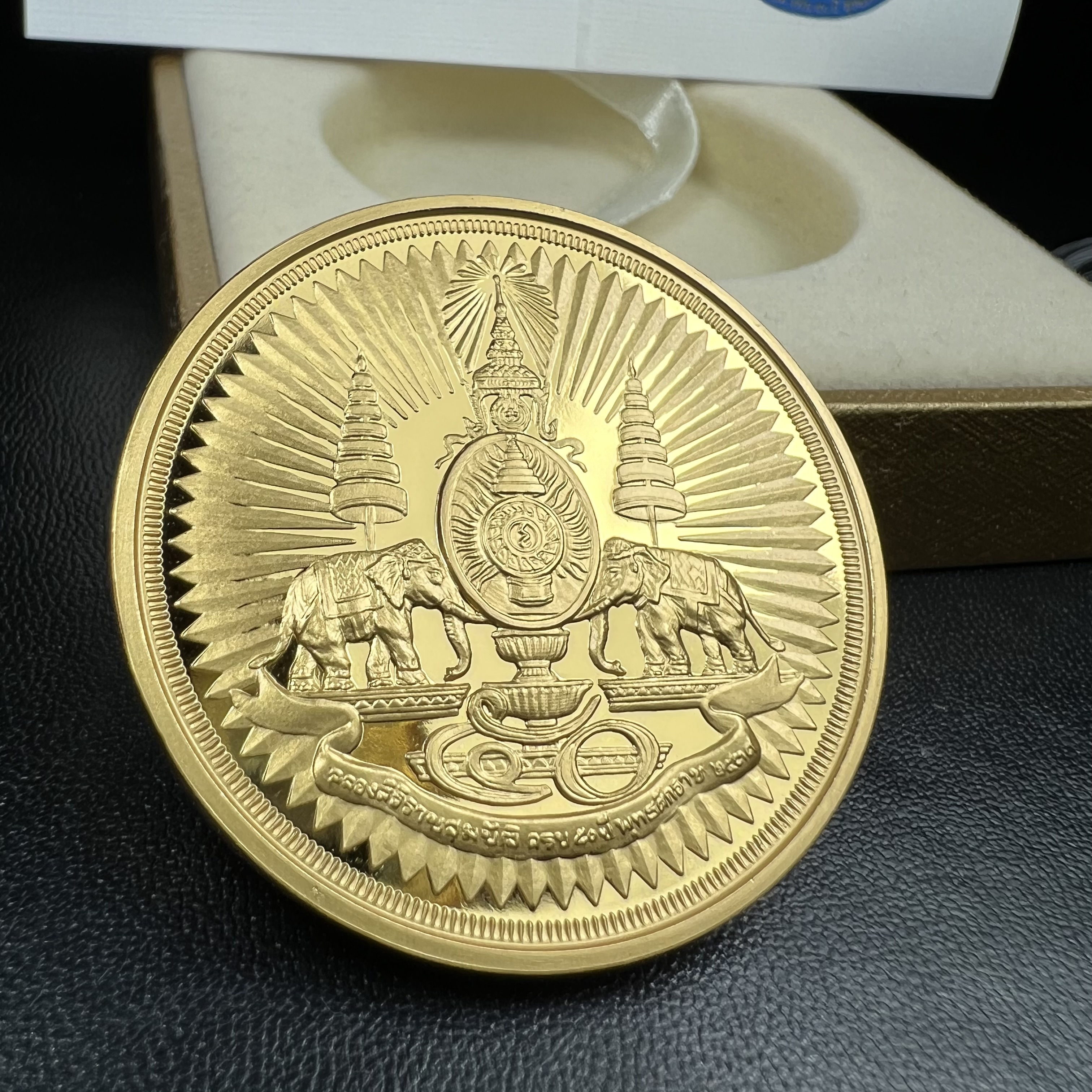 เหรียญตราสัญลักษณ์พระราชพิธีกาญจนาภิเษก สองหน้า เนื้อทองชุบ ขนาด 4 ซม.(เป็นขนาดที่พบเจอน้อยหายากสุดในรุ่น) ที่ระลึกเนื่องในพระราชพิธีฉลองสิริราชสมบัติครบ 50 ปีพ.ศ.2539 จัดสร้างโดยบริษัทการบินไทย (สภาพสวยดุจทองคำพร้อมใบรับรองเดิมกล่องบรรจุครบสมบูรณ์)หายาก