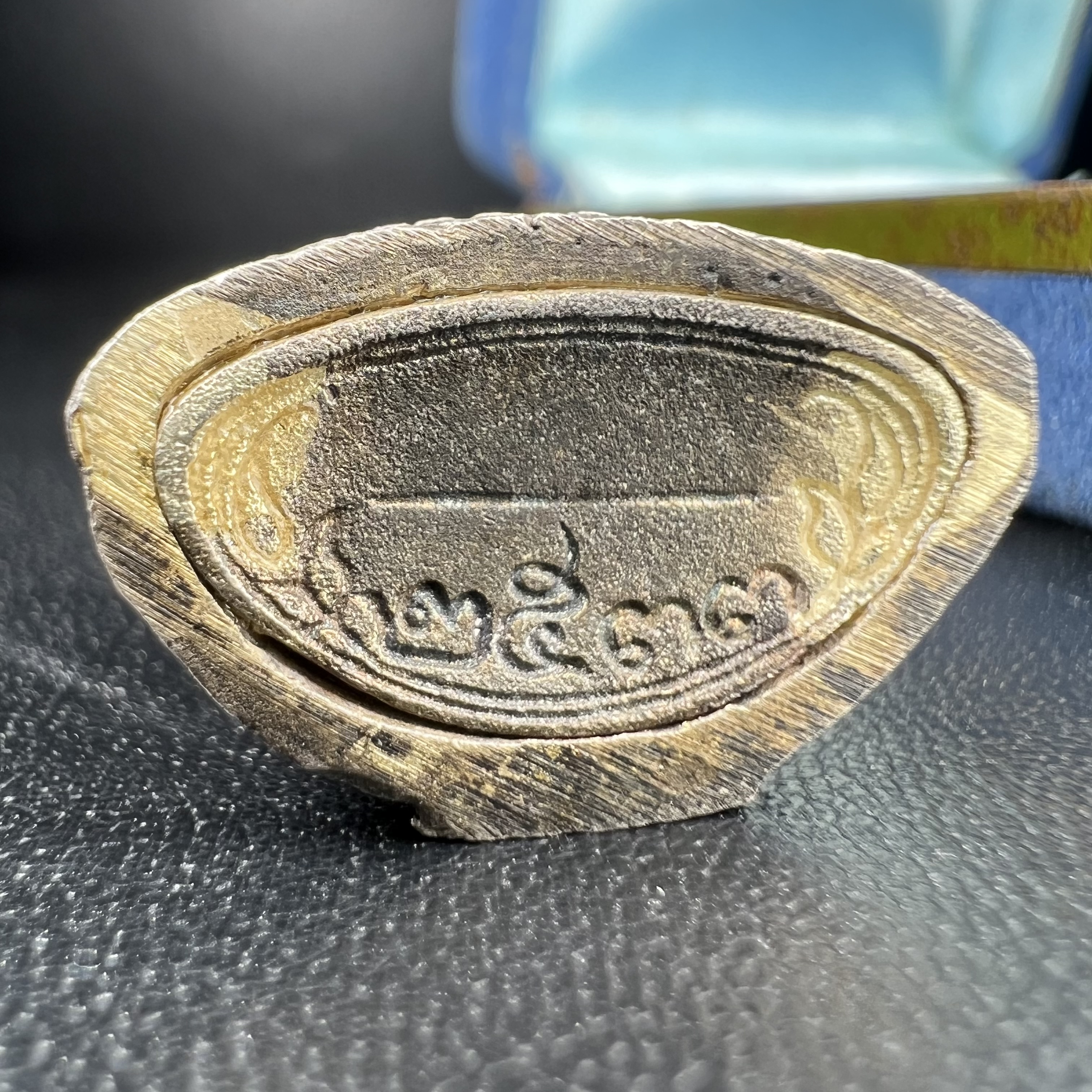 หลวงพ่อพระพุทธโสธร รุ่น ญสส. ปี 2533 พิมพ์ใหญ่เนื้อเงินผสมชนวน ผิวเดิมสวยเข้มขลังพร้อมกล่องบรรจุเดิมครบ(สมเด็จพระญาณสังวร สมเด็จพระสังฆราช เสด็จเป็นองค์ประธานเททอง)พระดีพิธีใหญ่ชนวนมวลสารเข้มขลังและเป็นอีกหนึ่งผลงานของนายช่างเกษม มงคลเจริญ งดงามทรงคุณค่า