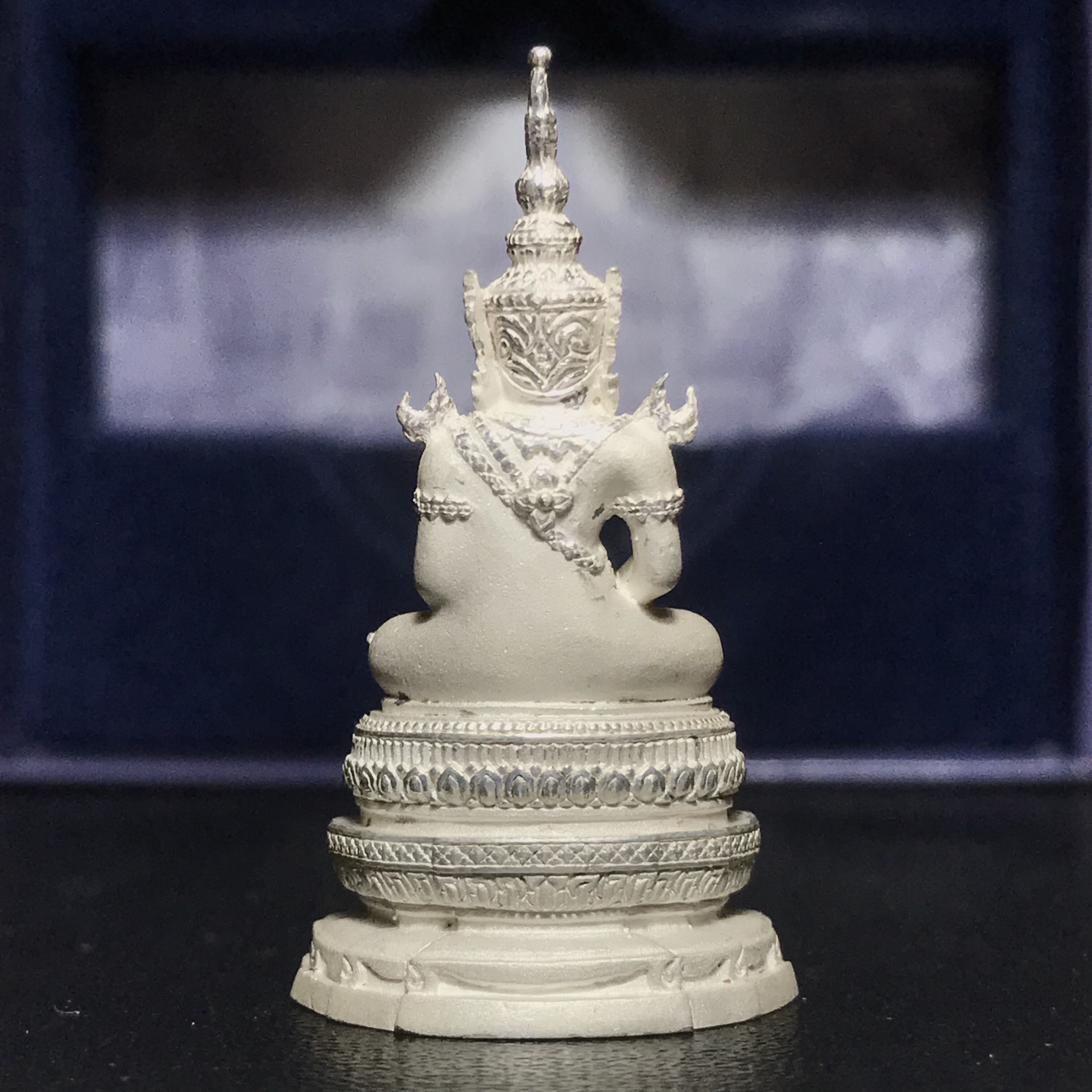 พระแก้วมรกต ภปร.หน้าตัก 1/2 นิ้ว จัดสร้างโดย รพ.ภูมิพลฯ ปี2547 ลอยองค์เนื้อเงิน(1ใน3000องค์)(หายาก)สภาพสวยครบสมบูรณ์