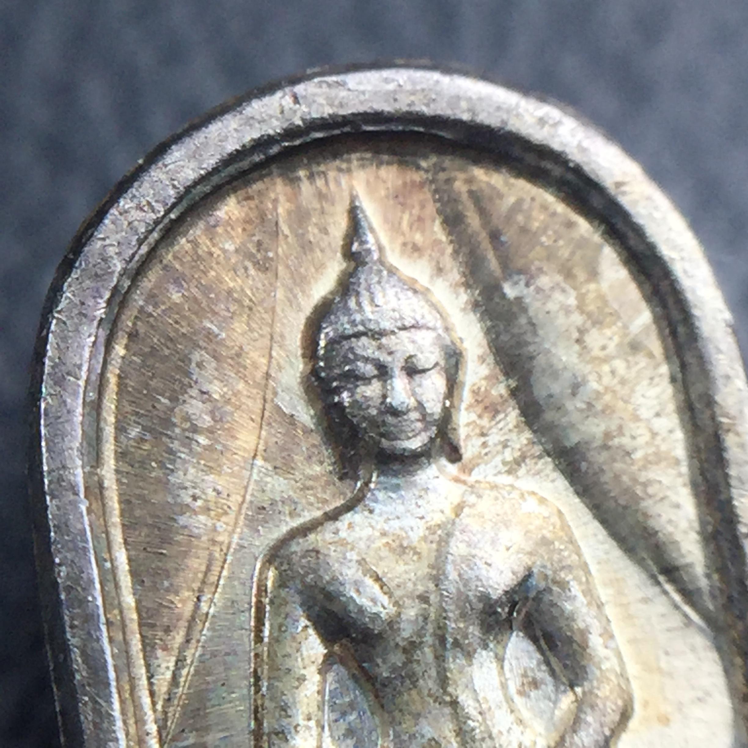 พระปรกใบมะขาม พระพุทธสิหิงค์ ภปร. ธรรมศาสตร์ 50ปี เนื้อเงิน(คัดสภาพสวยคมชัด ผิวเดิม หายาก)(ในหลวงรัชกาลที่9 เสด็จเททอง)(พระปรกใบมะขาม ภปร. รุ่นแรก) )(พิธีใหญ่ เกจิที่มีชื่อเสียงมาร่วมปลุกเสกจำนวนมาก ชนวนมาลสารเก่าเข้มขลัง )