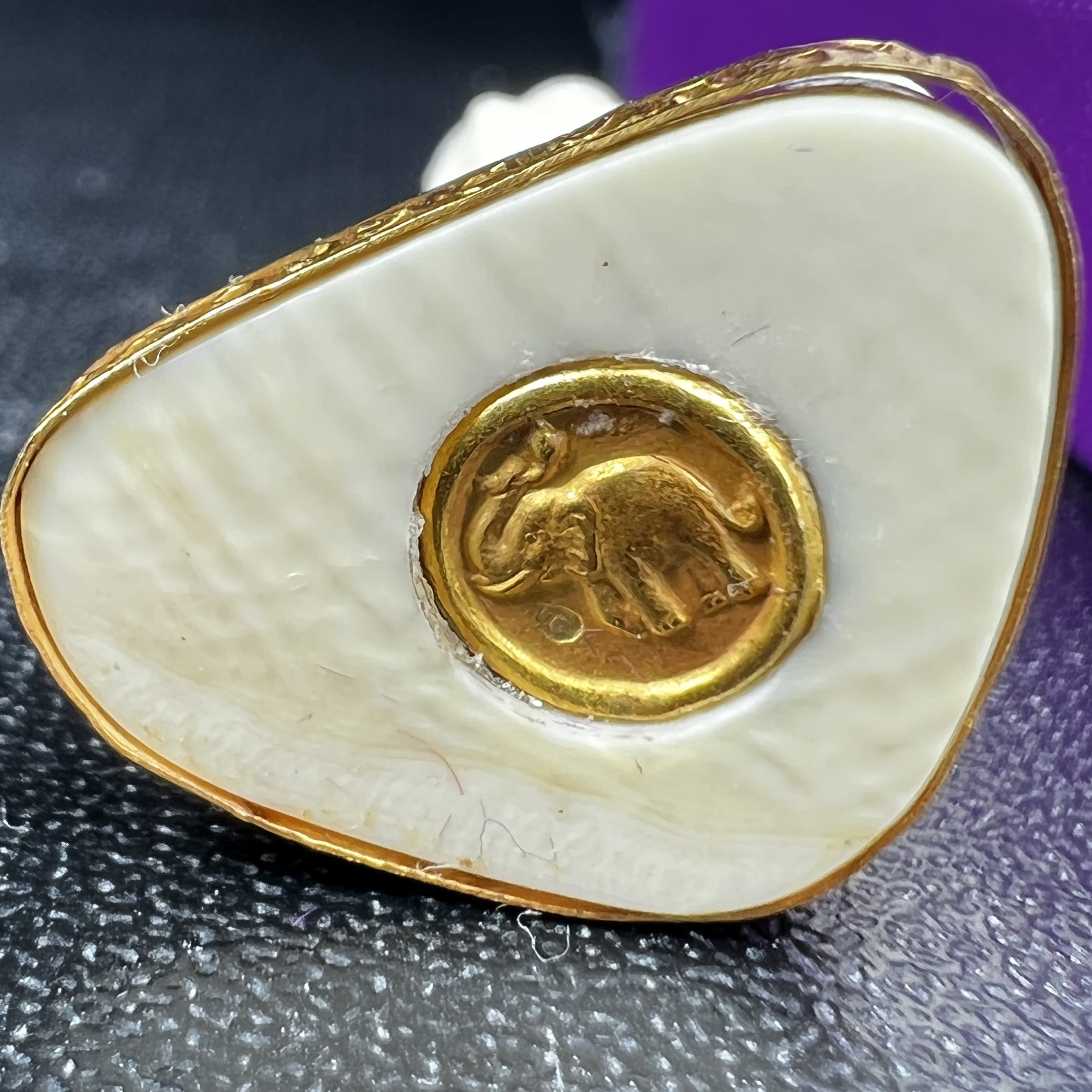 สมเด็จหลวงปู่ทวด รุ่นคชสารหมื่นปี (ศิลปาชีพ) วัดช้างให้ ปี2541(พิมพ์ลอยองค์ฐานทองคำโค๊ตทองคำ)นิยมหายาก