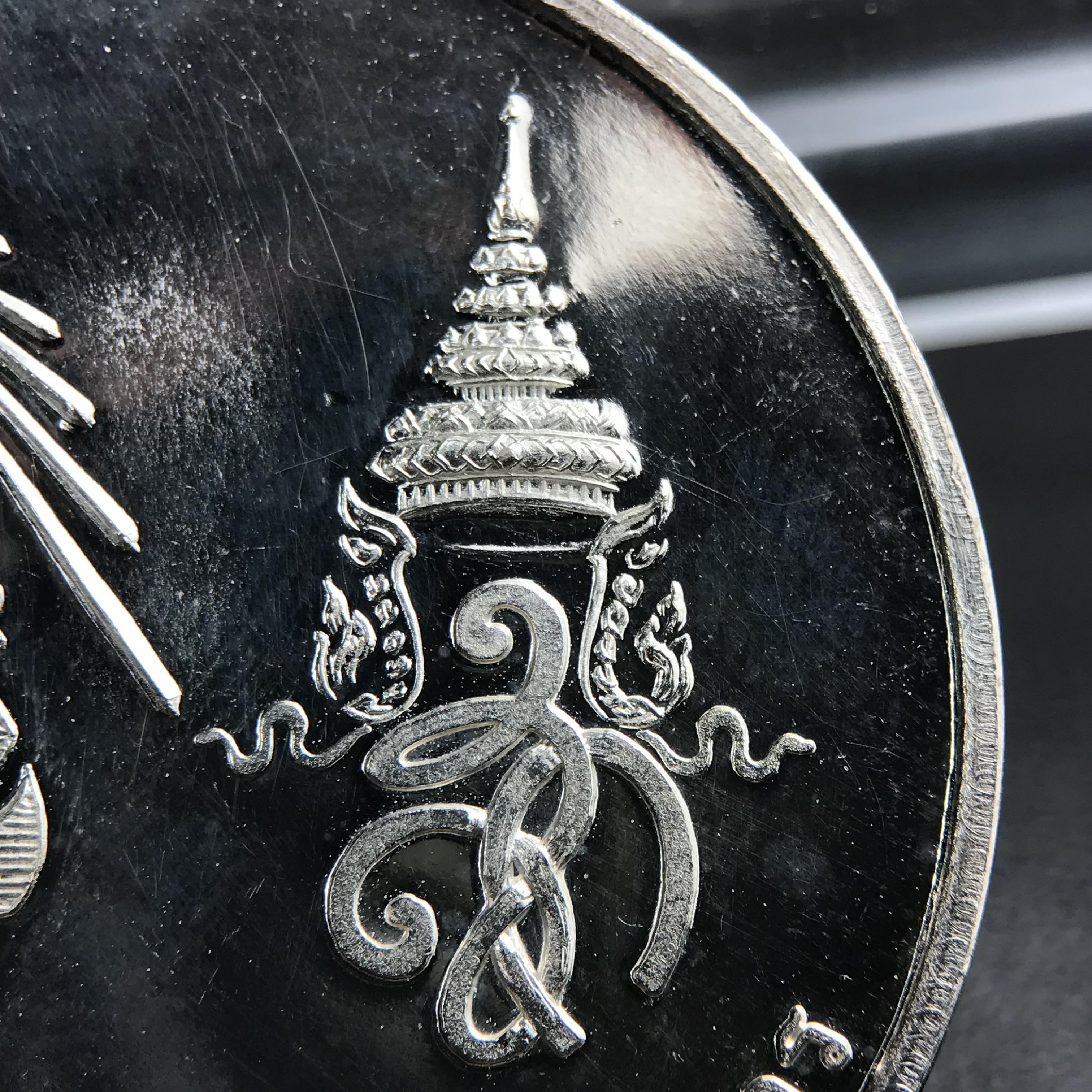 เหรียญรูปเหมือนพระราชสังวราภิมณฑ์(หลวงปู่โต๊ะ)ที่ระลึก ครบ 108 ปี วัดประดู่ฉิมพลี ปี 2538 ด้านหลังพระราชทานพระนามาภิไธยย่อ ภปร. และ สก. เนื้อเงินขัดเงา เหรียญกลมใหญ่ขนาด 3.5 ซม.สภาพสวยเดิมกล่องบรรจุเดิมครบสมบูรณ์และหายาก