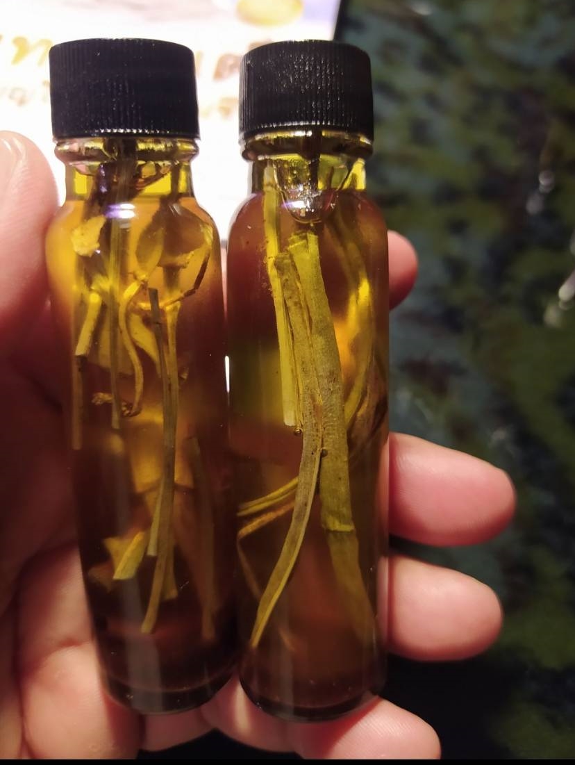 น้ำมันว่านดอกทองใส่ตะกรุดนะอกแตกให้ทุกขวด