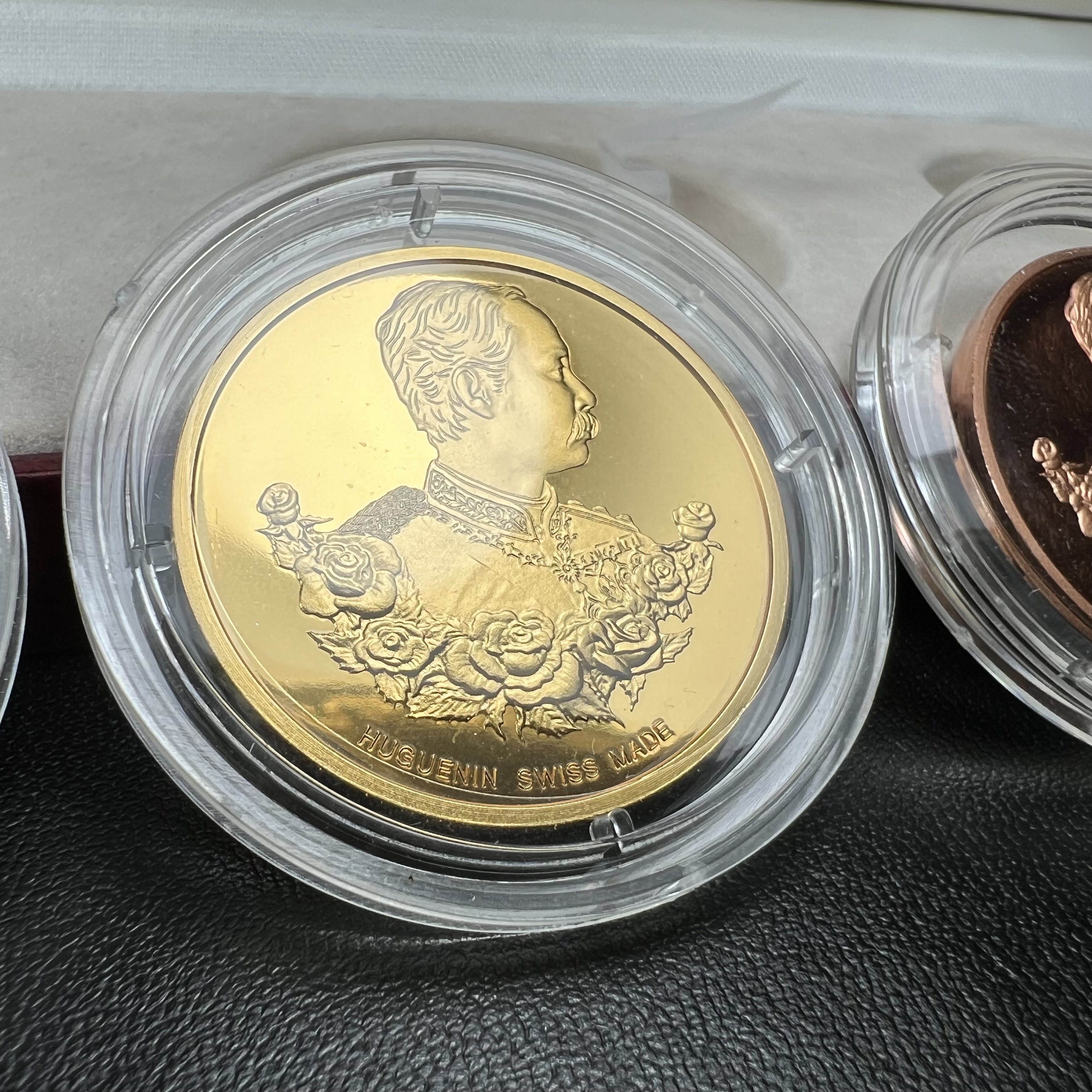 เหรียญพระพุทธโสธร-สมเด็จพระปิยมหาราช รุ่นกาญจนาภิเษก วัดสุทัศน์เทพวราราม ปี2538 ครบชุดสามกษัตริย์ 1 ชุดมี 3 เนื้อ (เงินขัดเงา+กะไหล่ทองขัดเงา+ทองแดงบริสุทธิ์ขัดเงา) ขนาด 27 มม. ครบชุดพิมพ์ใหญ่หมายเลขเดียวกันพร้อมกล่องและใบรับรองเดิม(1ใน 2000 ชุดหายาก)