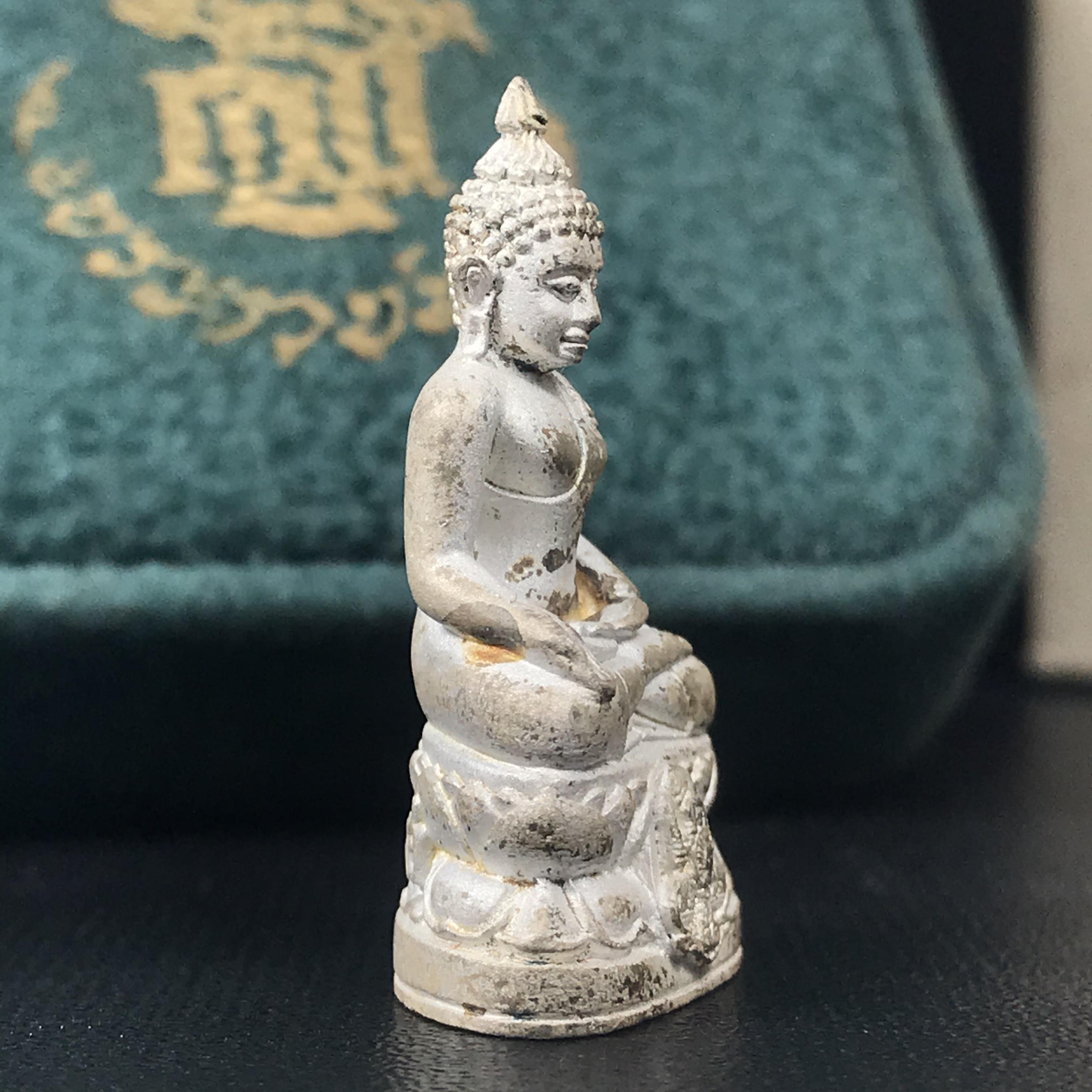 พระกริ่งไพรีพินาศ ครองสิริราชสมบัติครบ 50 ปี พ.ศ.2540 เนื้อเงิน ผิวเดิมสวย ครบ สมบูรณ์ ชุดพระราชทาน(หายาก)