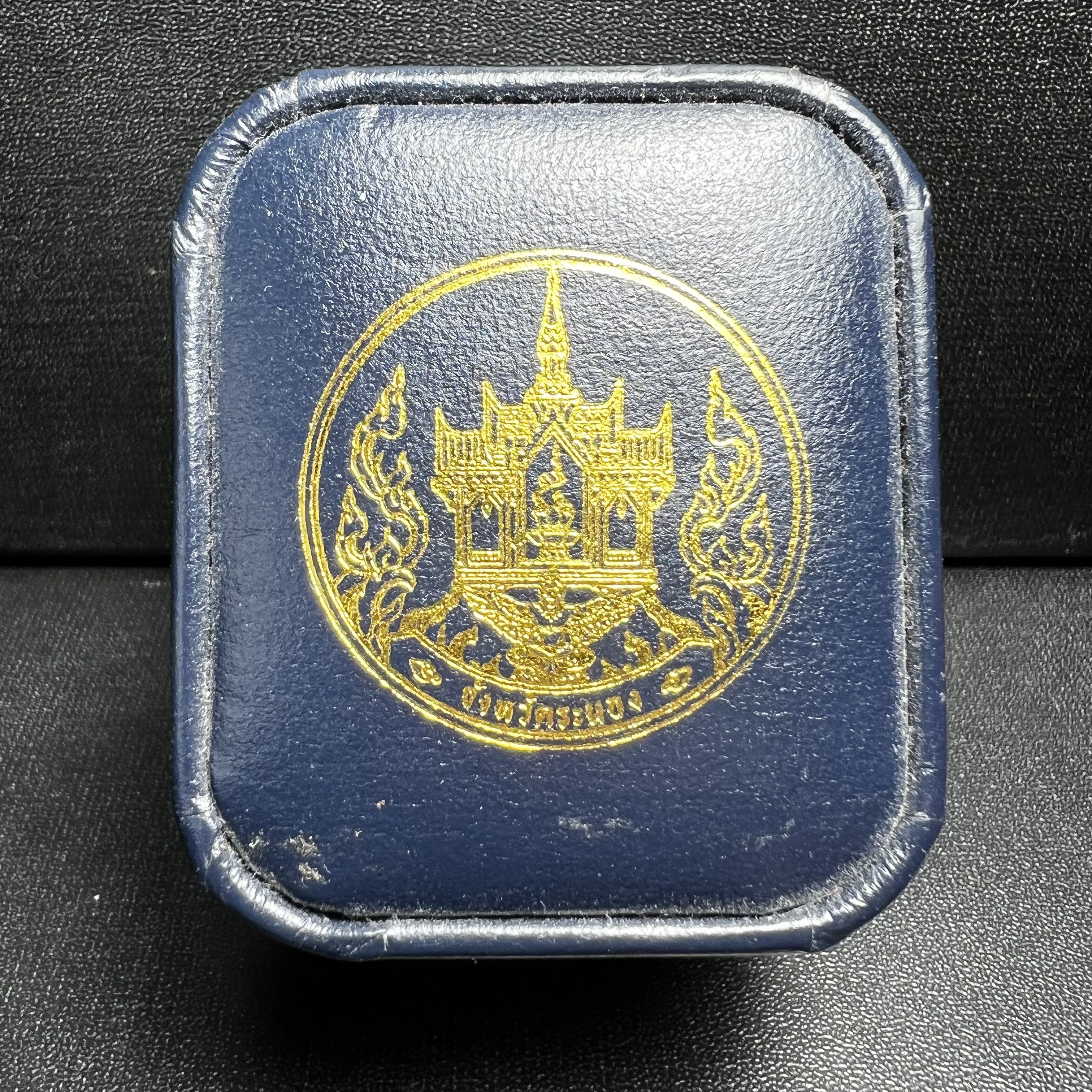 รูปหล่อลอยองค์พระโพธิสัตว์กวนอิม ทรงประทับมังกร จ.ระนอง เนื้อเงินสามกษัตริย์(พบเจอน้อยหายาก) พิมพ์ใหญ่(คัดสภาพผิวเดิม สวยงดงาม ทรงคุณค่า) เฉลิมฉลองในวโรกาสที่พระบาทสมเด็จพระเจ้าอยู่หัวทรงครองสิริราชสมบัติครบ 50 ปี จ.ระนอง พ.ศ.2539