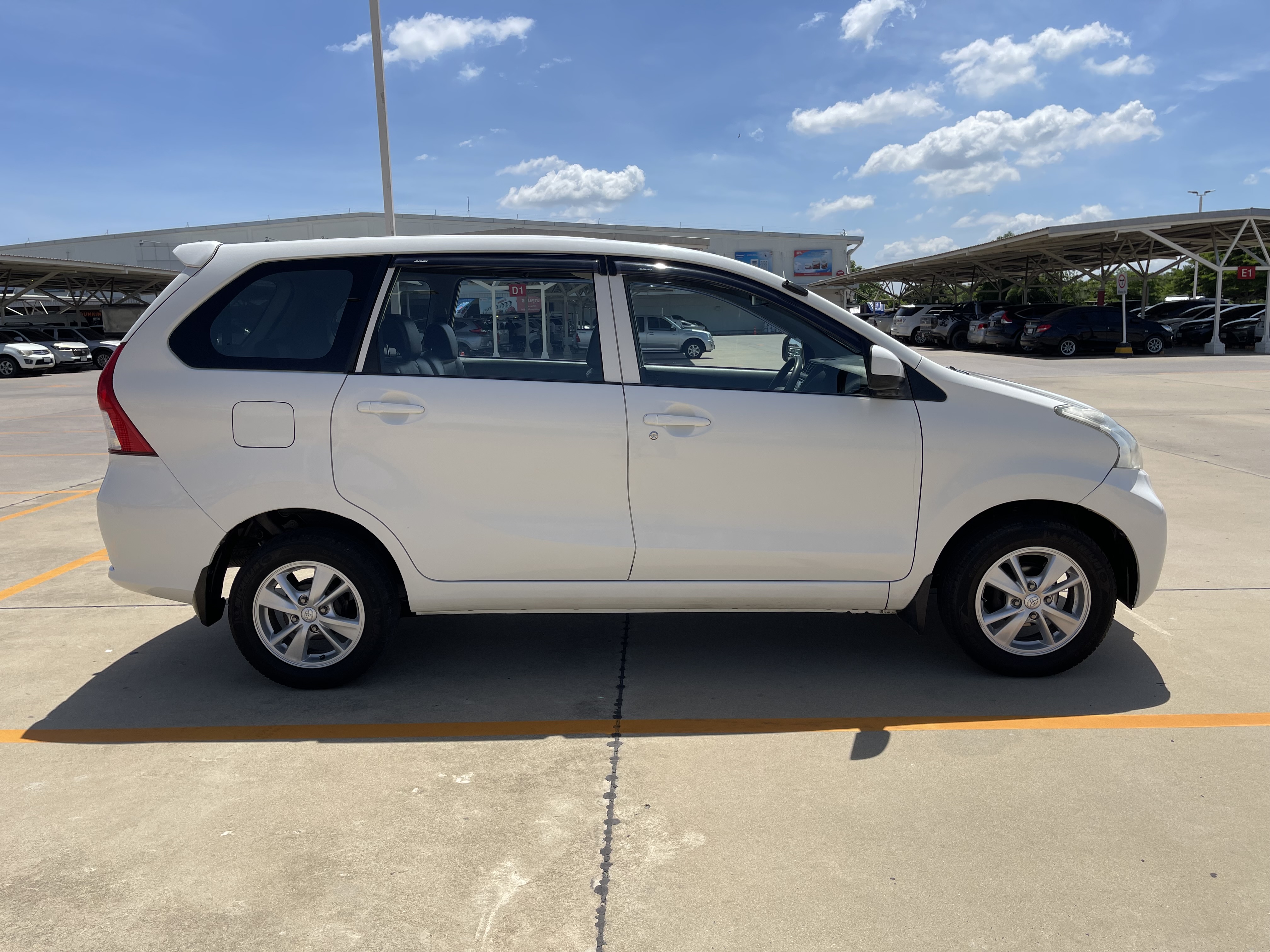 Toyota Avanza 1.5 G At 2015 ขาว