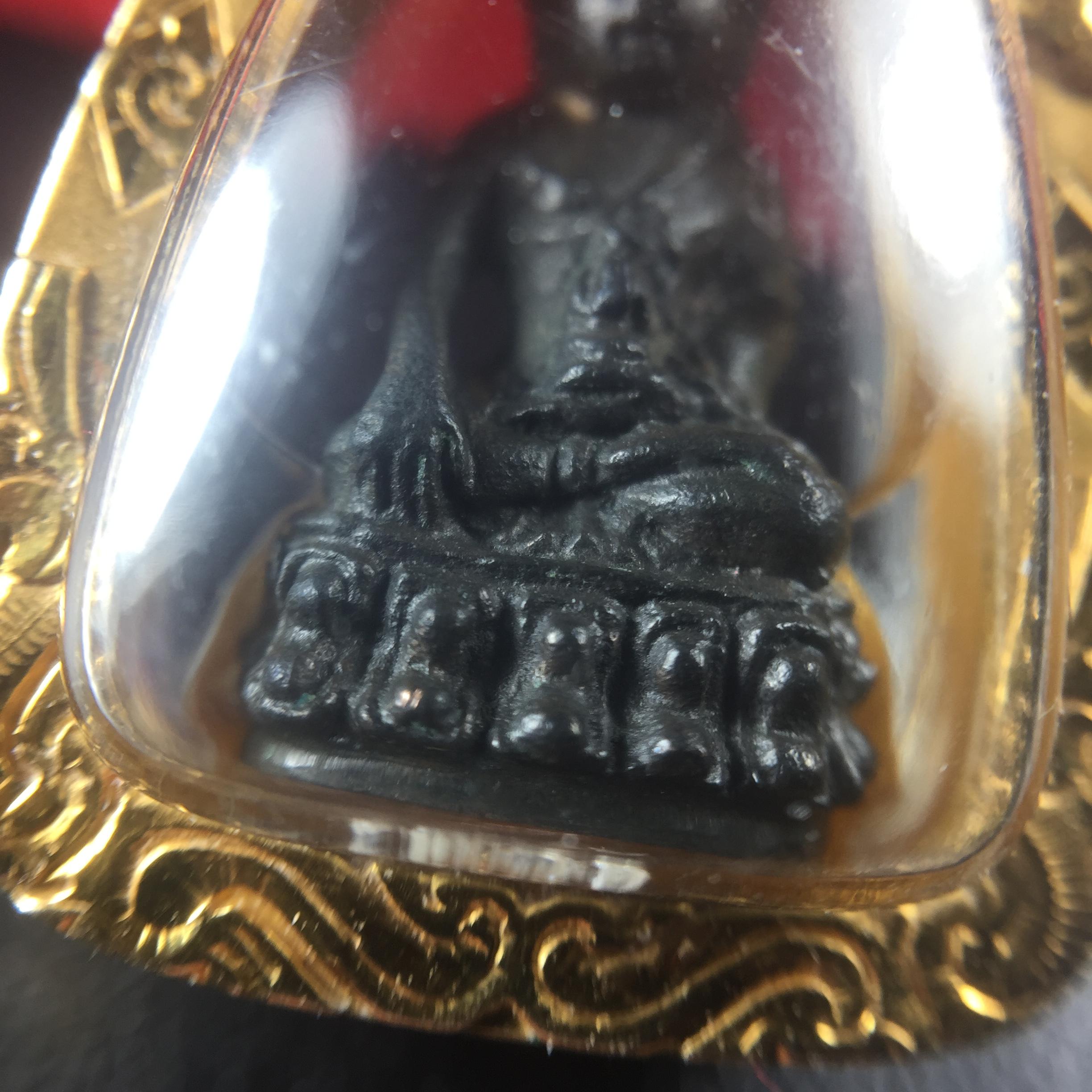 พระกริ่ง-พระชัยวัฒน์ ปวเรศ ปี2530 วัดบวรนิเวศราชวรวิหาร(องค์พระชัยวัฒน์เลี่ยมกรอบทองคำแท้)(ในหลวง ร.9 เสด็จเททอง)(บรรจุเส้นเกศาในหลวงรัชกาลที่9)พร้อมสูจิบัตรเดิมตอนจัดสร้าง(สภาพสวยครบสมบูรณ์) (องค์หน้าใหญ่)(องค์ทองทบ)แบบพิมพ์นิยมหายาก