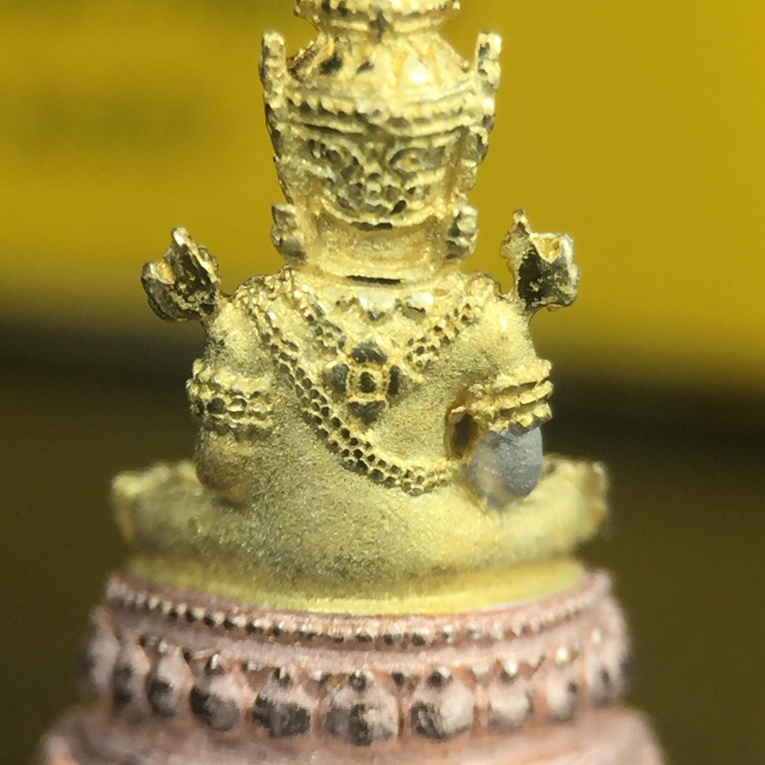 พระแก้วมรกต(จำลอง)ลอยองค์ ขนาดหน้าตัก 1/4 นิ้ว ทรงเครื่องฤดูร้อน เนื้อเงินสามกษัตริย์ ตราสัญลักษณ์ฉลองสิริราชสมบัติครบ 60 ปี พ.ศ.2549(สภาพสวย ครบ สมบูรณ์)