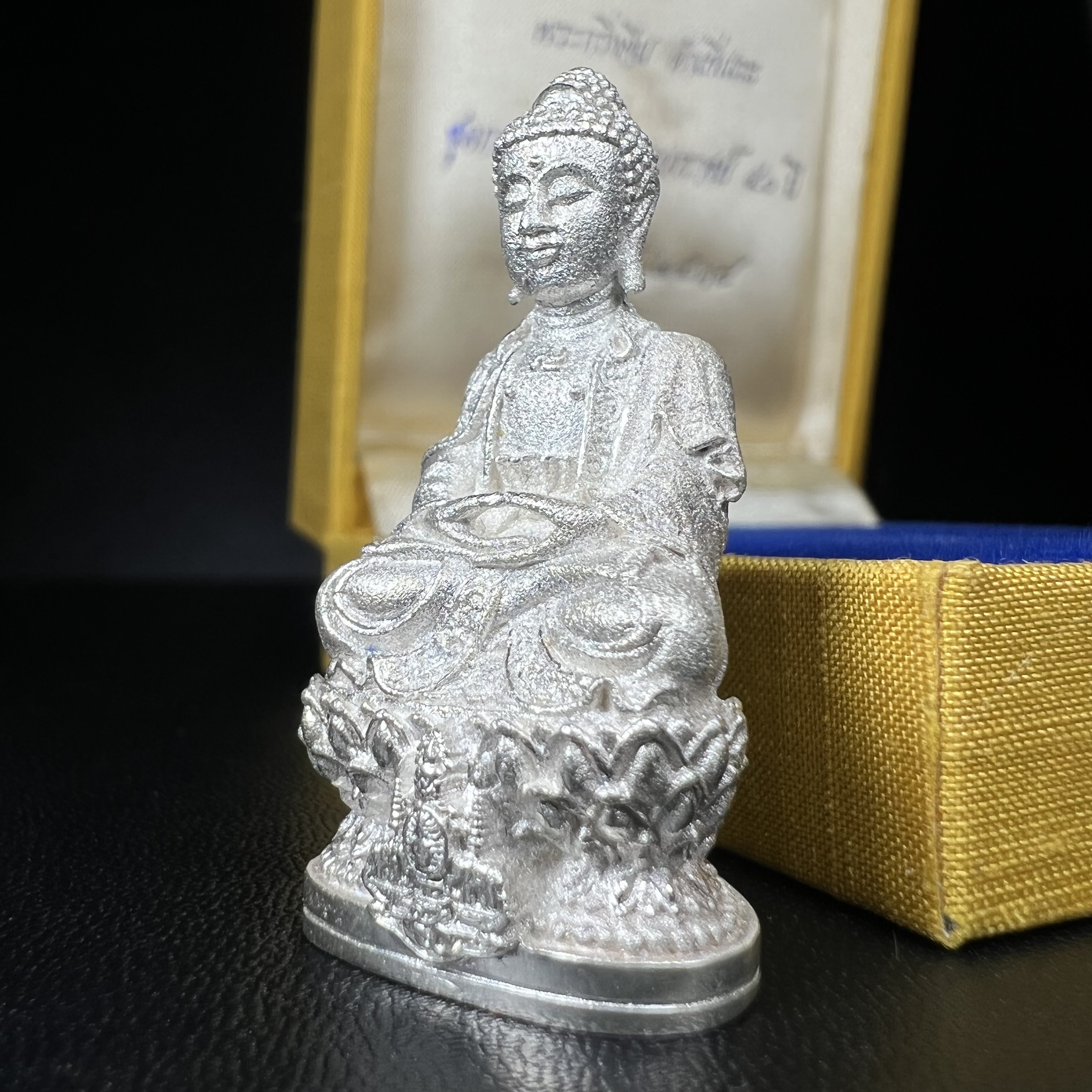 พระกริ่งจีน "ต้าเยิ่นถะ" (เนื้อเงิน) รุ่น กาญจนาภิเษก ครองราชย์ 50 ปี วัดบวรนิเวศวิหาร ปี2538 (คัดสภาพสวยเดิม พิธีใหญ่ พุทธศิลป์งดงาม)1 ใน 6001 องค์