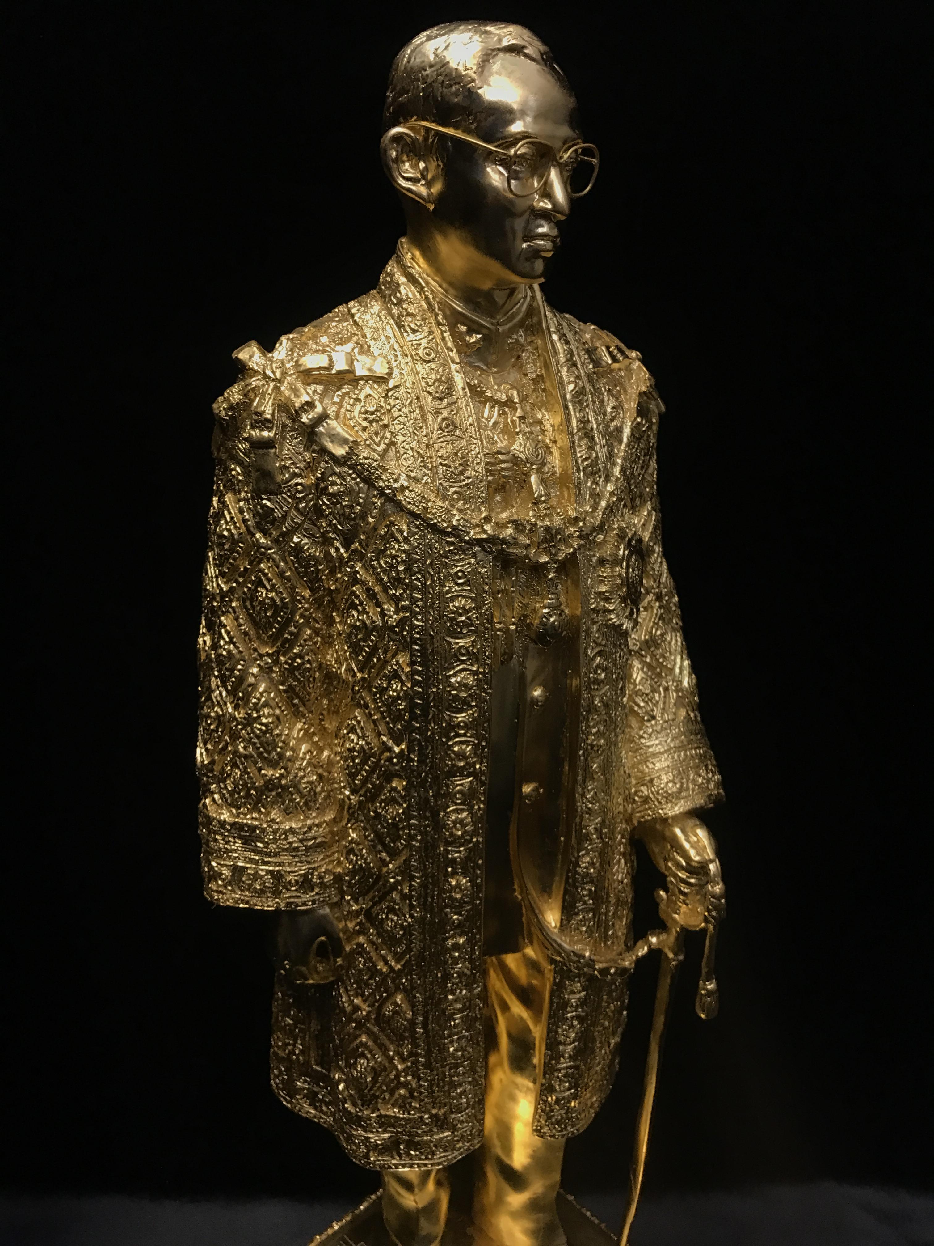 พระบรมรูปจำลองในหลวง รัชกาลที่ ๙ จัดสร้างโดย สมาคมศิษย์เก่าวิทยาศาสตร์ จุฬาลงกรณ์มหาวิทยาลัยและคณะวิทยาศาสตร์ จุฬาลงกรณ์มหาวิทยาลัย ปี2539(พร้อมกล่องบรรจุเดิมและใบรับรองจากผู้จัดสร้าง)