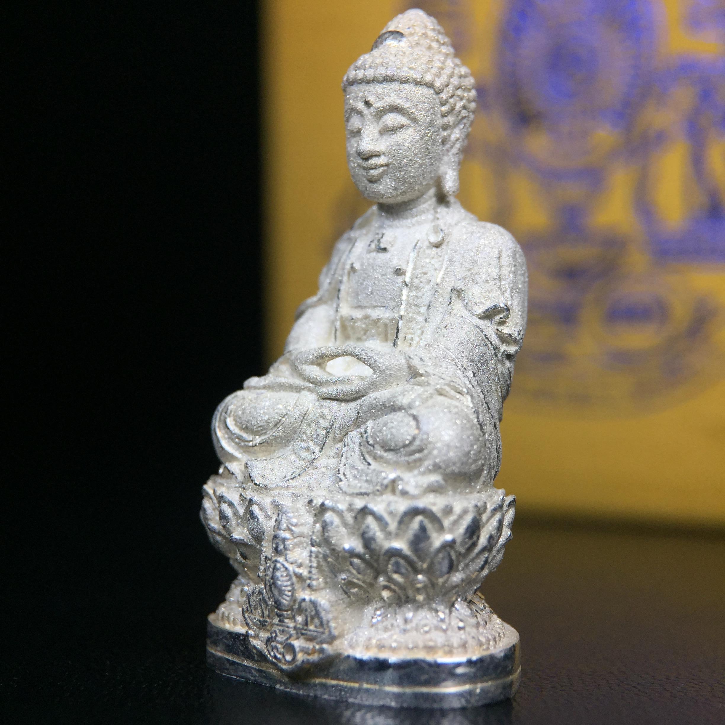 พระกริ่งจีน "ต้าเยิ่นถะ" รุ่น กาญจนาภิเษก ครองราชย์ 50 ปี วัดบวรนิเวศวิหาร ปี2538 เนื้อเงินพ่นทรายขัดเงาบางส่วน 99.99% สูง 3.8 ซม. (คัดสภาพสวยเดิม พิธีใหญ่ พุทธศิลป์งดงาม)1 ใน 6001 องค์