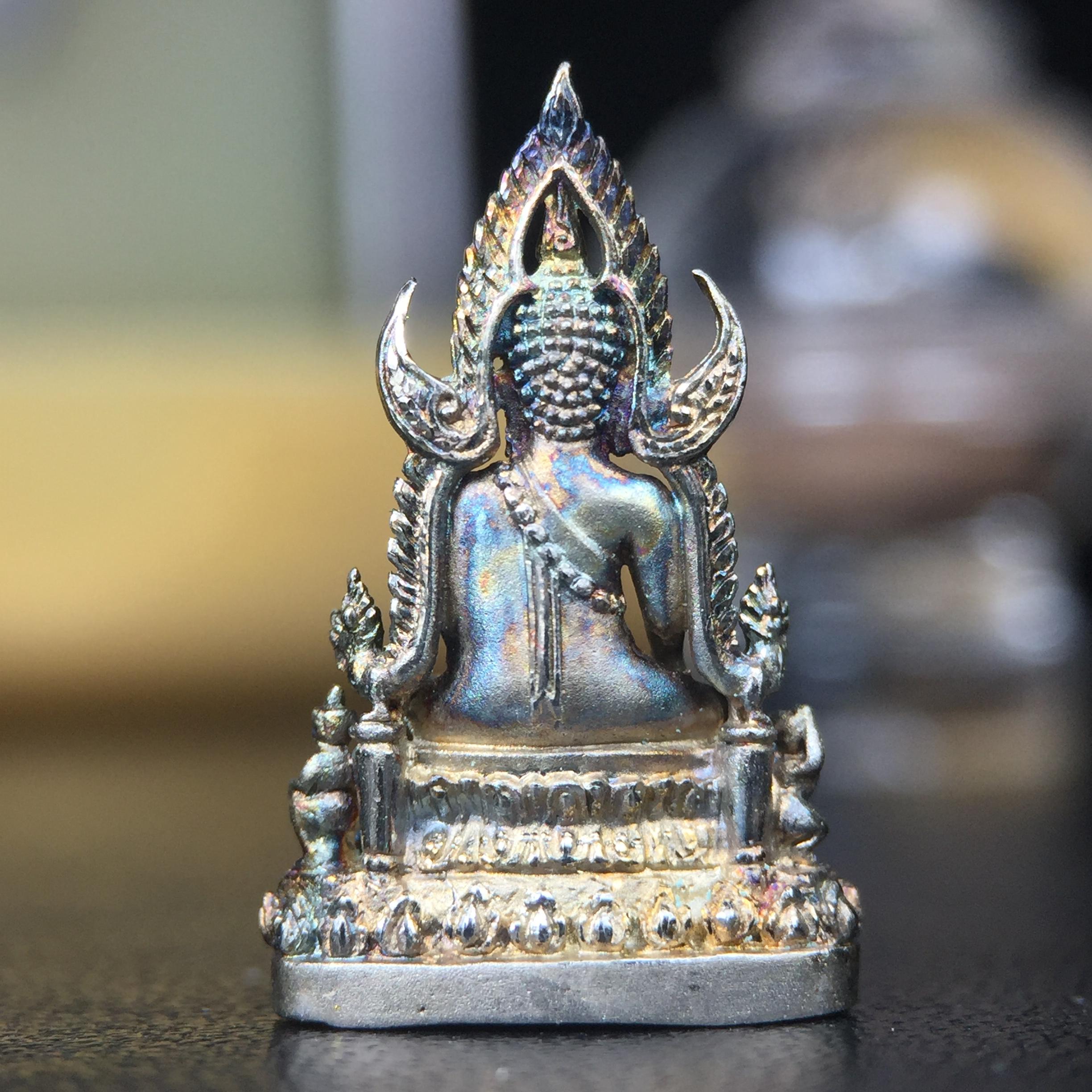 พระพุทธชินราช(จำลอง) ภปร. 84 พรรษา เนื้อเงินชุบทองคำขาว พิมพ์เล็กขนาดหน้าตัก 1/4 นิ้ว (สภาพผิวเดิมสวย ขึ้นสีรุ้งธรรมชาติ แบบนิยม)(พระราชทานมวลสาร จิตรลดาและเส้นพระเจ้า(เส้นผม))พุทธศิลป์ทรงคุณค่าอีกหนึ่งรุ่นยอดนิยม