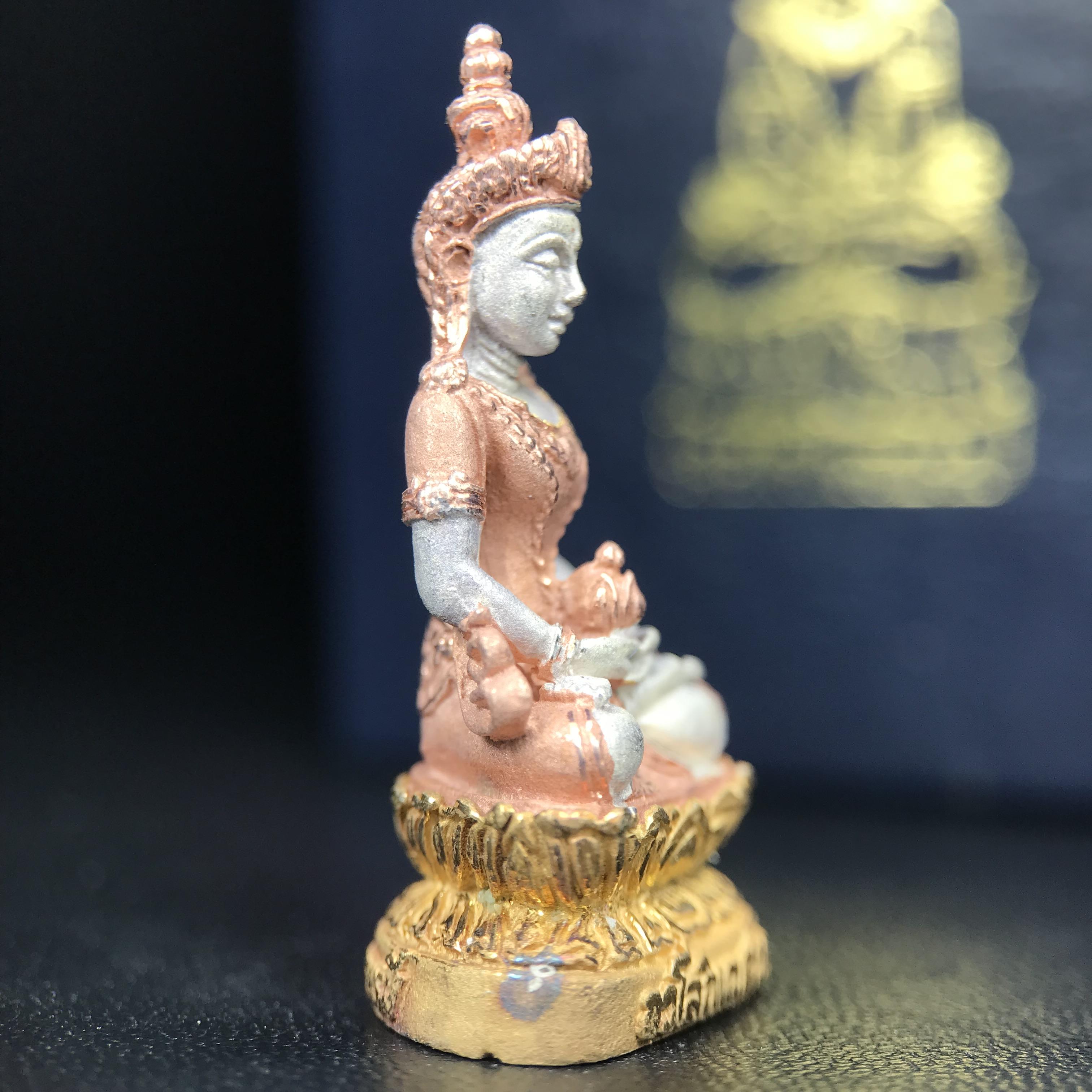 พระอวโลกิเตศวร เมตตา มหาบารมี พิธีพุทธาภิเษก ณ อุโบสถ วัดบวรนิเวศวิหาร 3 พฤษภาคม 2540 เนื้อเงินสามกษัตริย์ ขนาด 3.2 x 2.7 ซม. ตอกโค๊ตใต้ฐานพร้อมกล่องบรรจุเดิม สวย ครบ สมบูรณ์(รุ่นนี้หายาก พบเจอน้อยมาก)