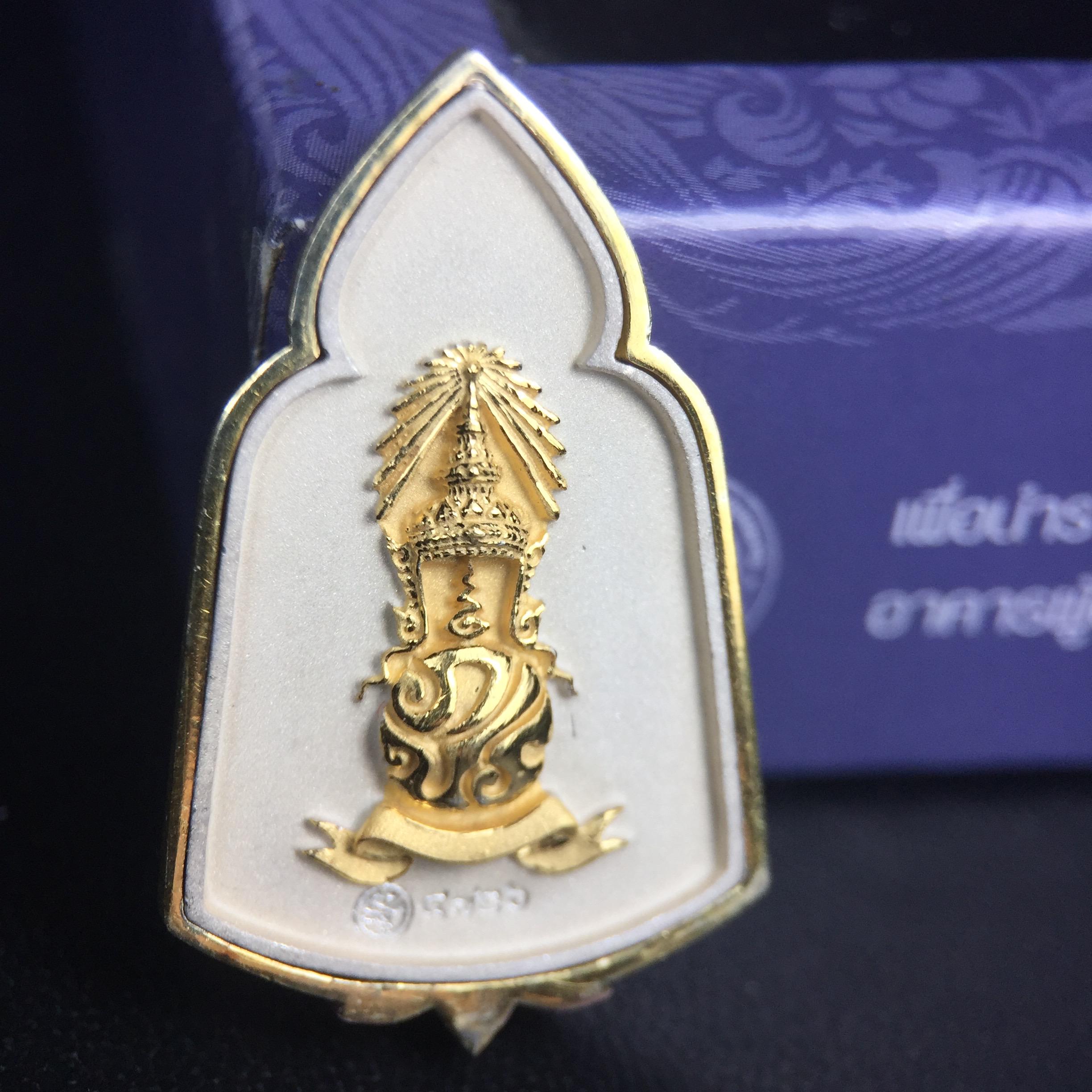 พระแก้วมรกต ภปร. ปี2547 จัดสร้างโดย รพ.ภูมิพลฯ เนื้อเงิน (3 กษัตริย์)เหรียญทรงซุ้ม ขนาด 20*33 มม.งดงามทรงคุณค่าอีกหนึ่งรุ่นยอดนิยม หายาก