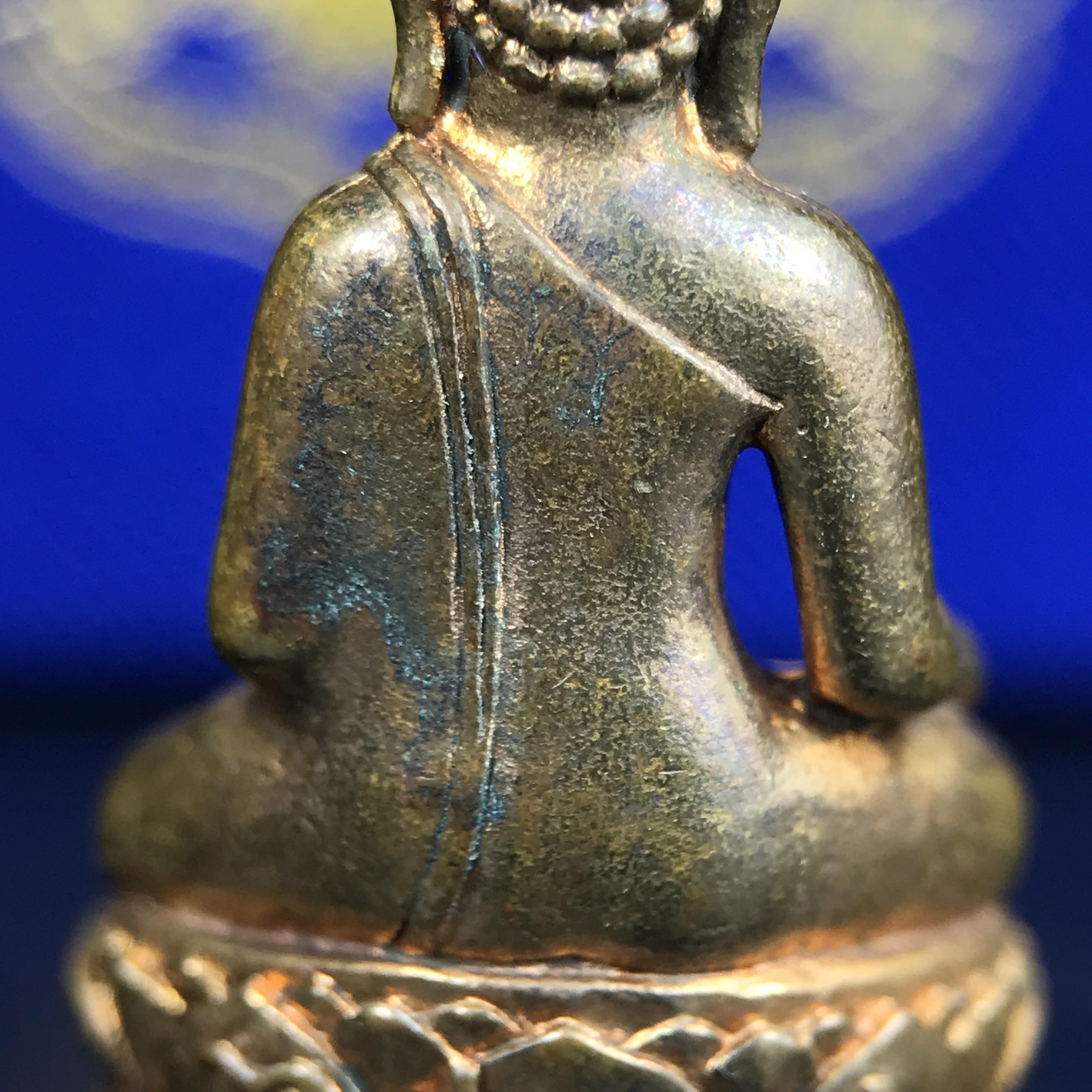 พระกริ่งไพรีพินาศ บรรจุเหล็กไหล ครั้งแรกและครั้งเดียวในประวัติศาสตร์ เฉลิมพระเกียรติ พระบาทสมเด็จพระเจ้าอยู่หัวรัชกาลที่9 พระชนมพรรษา 6 รอบ ปี2542 เนื้อสัมฤทธิ์(บรรจุเหล็กไหล)ดีนอก-ดีใน พิธีใหญ่ มวลสารเด่น (หายาก)