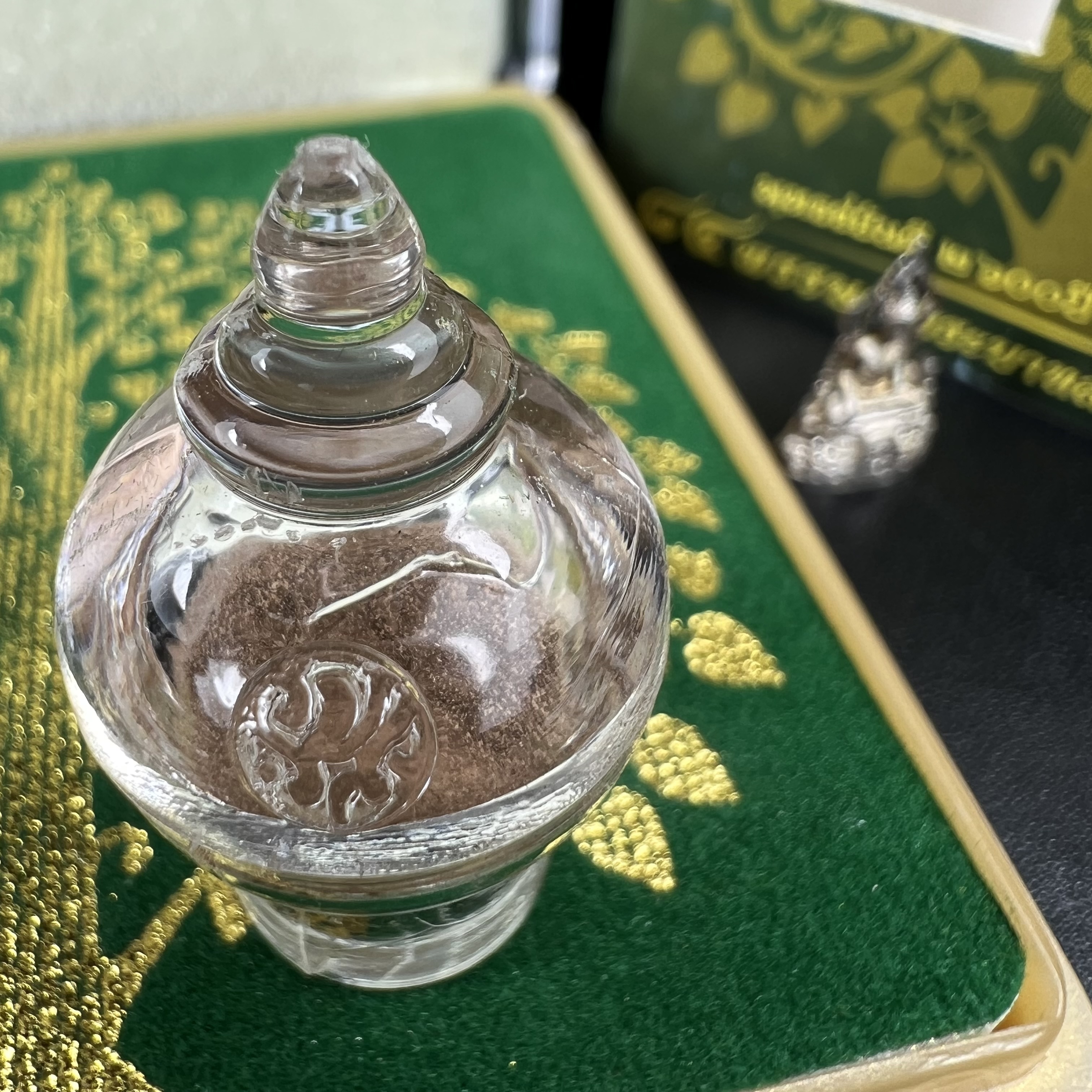 พระพุทธชินราช(จำลอง) ภปร. 84 พรรษา เนื้อเงินชุบทองคำขาว พิมพ์เล็กขนาดหน้าตัก 1/4 นิ้ว (สภาพผิวเดิมขึ้นสีรุ้งธรรมชาติ สวยเสน่ห์พระเนื้อเงิน สีสันที่ธรรมชาติสรรค์สร้าง) (พระราชทานมวลสาร จิตรลดาและเส้นพระเจ้า(เส้นผม ร.9))พุทธศิลป์ทรงคุณค่าอีกหนึ่งรุ่นยอดนิยม