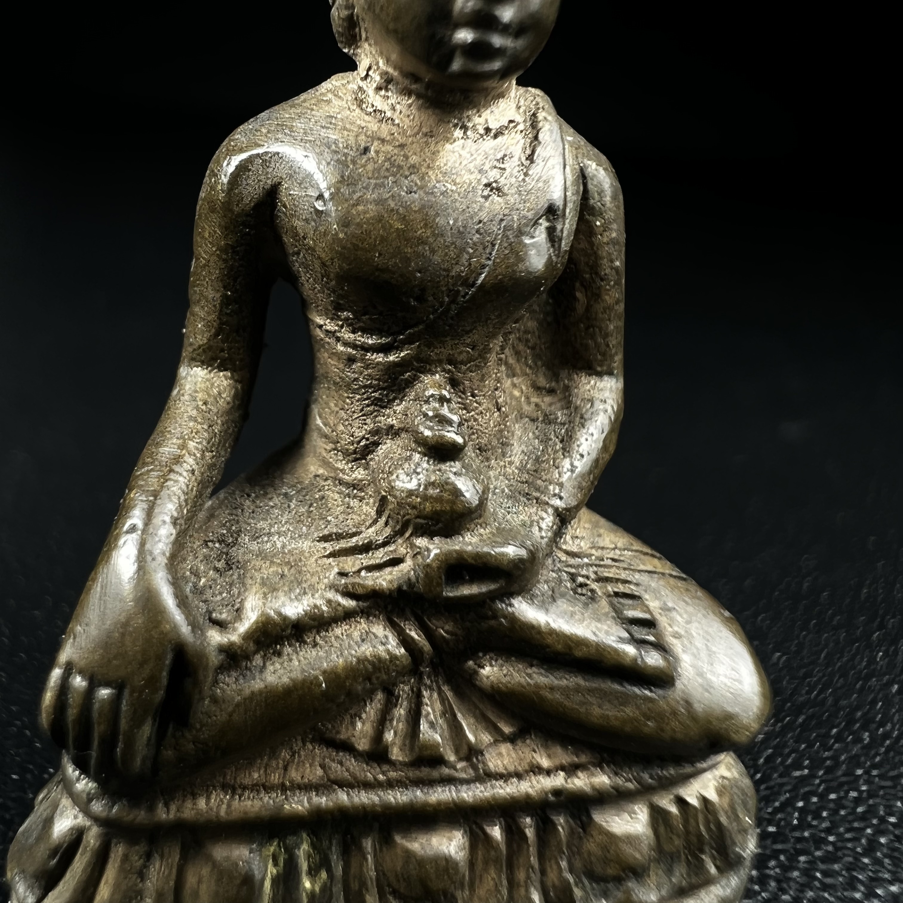 พระกริ่งวชิรมงกุฎ ฉลอง 100 ปี วัดมกุฎกษัติยาราม ปี 2511 "พิมพ์ใหญ่"(นิยมหายาก) เนื้อนวโลหะ(ในหลวง ร.9 เสด็จเททอง)(พิธีใหญ่ ปีลึก เกจิในยุคร่วมพิธี)