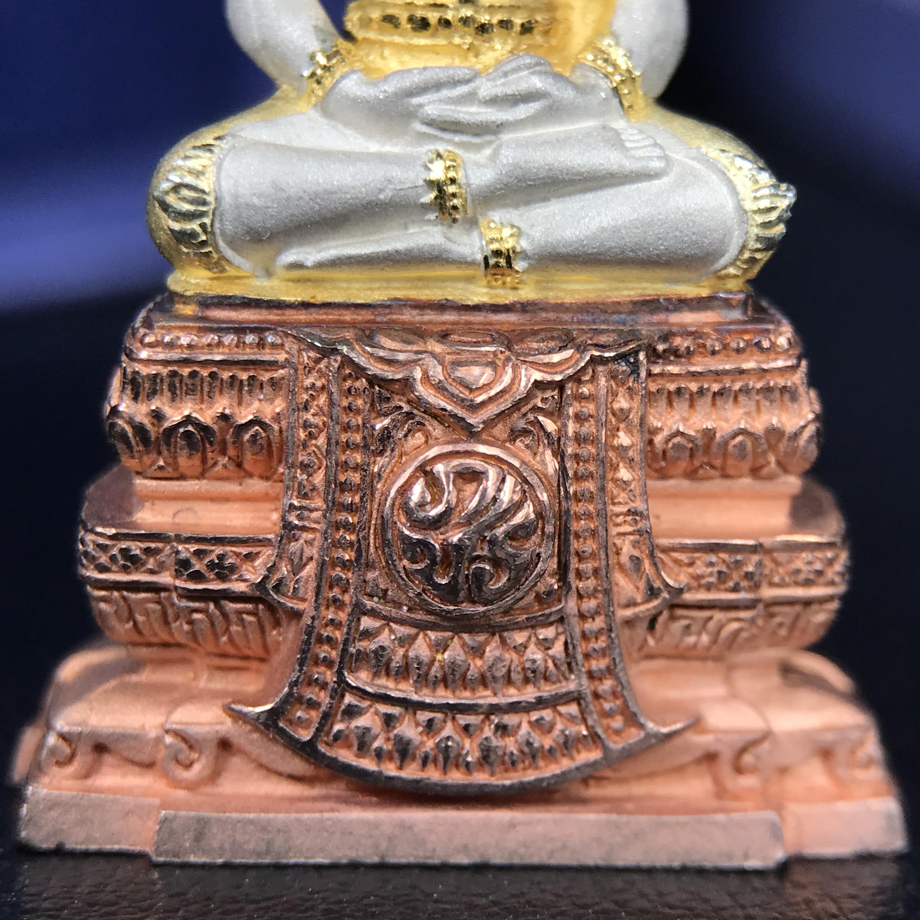 พระแก้วมรกต ภปร. ปี 2547 จัดสร้างโดยโรงพยาบาลภูมิพลอดุลยเดช เนื้อเงิน(3 กษัตริย์) ลอยองค์ หน้าตัก 1/2 นิ้ว สูง 3.7 ซม.พิธีมหามังคาภิเษก ณ พระอุโบสถวัดพระศรีรัตนศาสดาราม(วัดพระแก้ว) งดงามทรงคุณค่าอีกหนึ่งรุ่นยอดนิยม หายาก(องค์หมายเลข ๑๘๒๓)