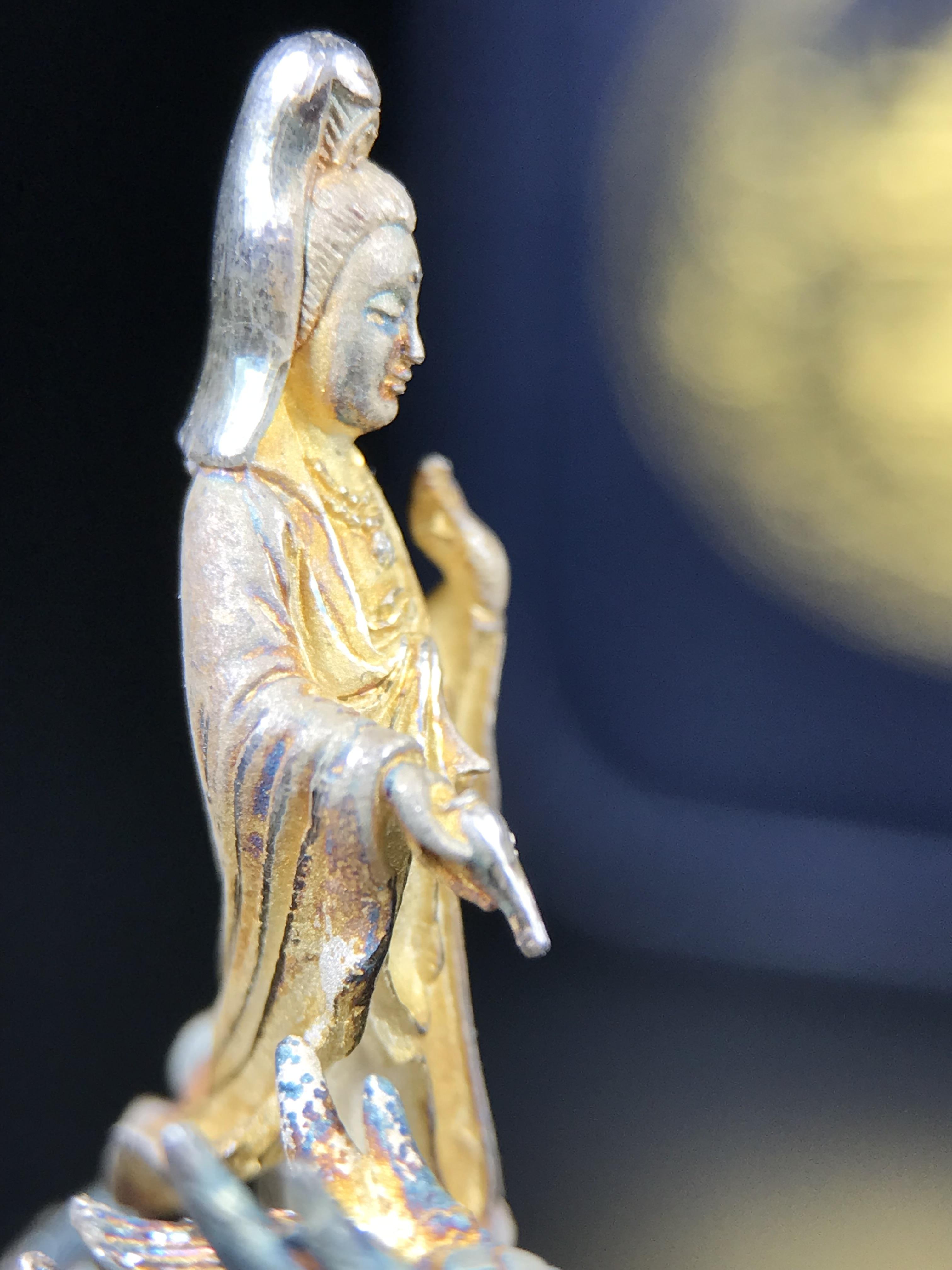 รูปหล่อลอยองค์พระโพธิสัตว์กวนอิม ทรงประทับมังกร จ.ระนอง ปี 2539 เนื้อเงิน พิมพ์ใหญ่(ผิวรุ้งไฟ)(สภาพผิวเดิมขึ้นสีรุ้งธรรมชาติสวยแบบนิยม)(เสน่ห์พระเนื้อเงินสีสันที่ธรรมชาติสรรค์สร้าง)เฉลิมฉลองในวโรกาสที่พระบาทสมเด็จพระเจ้าอยู่หัวทรงครองสิริราชสมบัติครบ50ปี